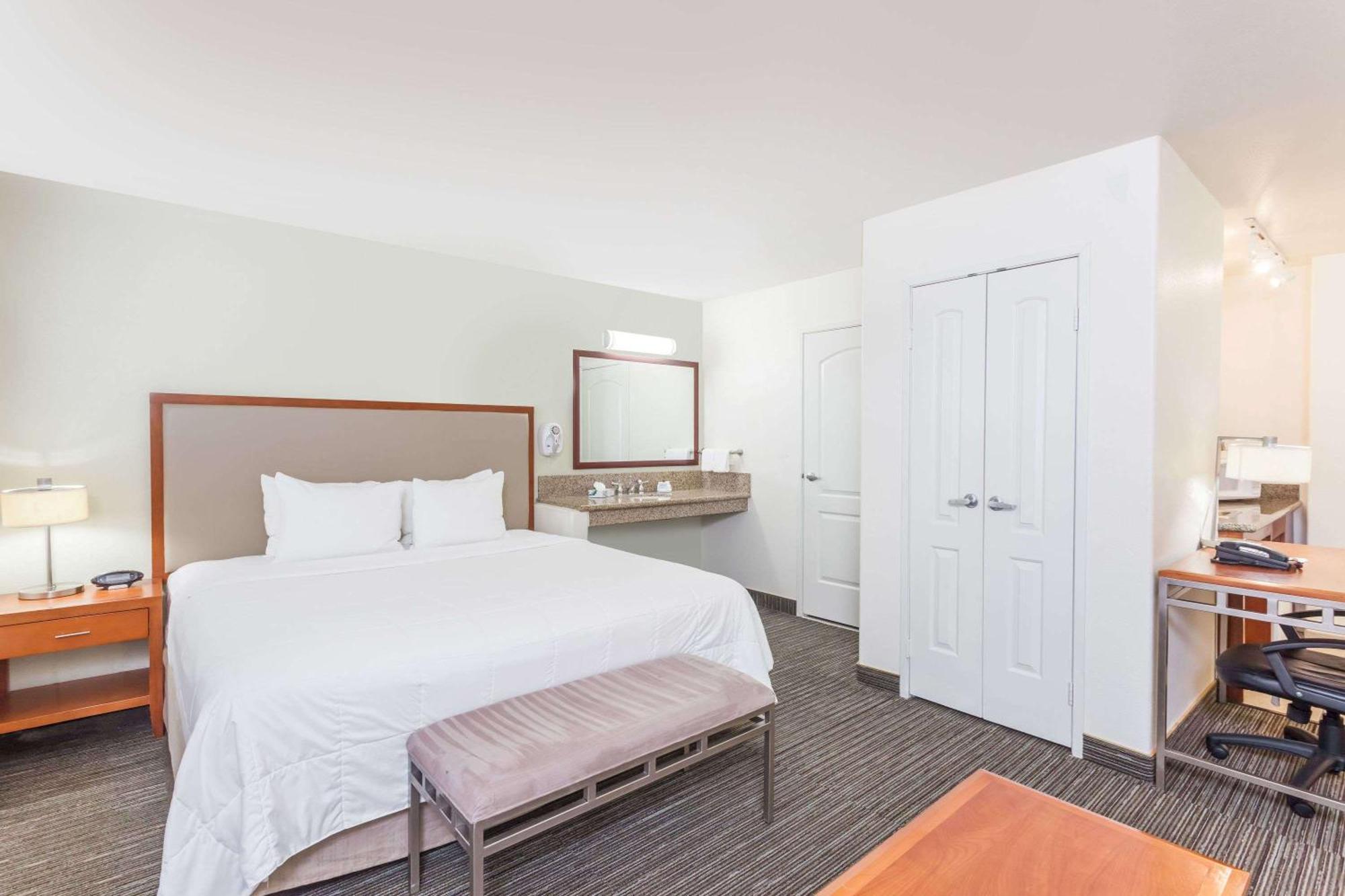 King Studio Suite Mobility or Hearing Impaired Access Non-Smoking