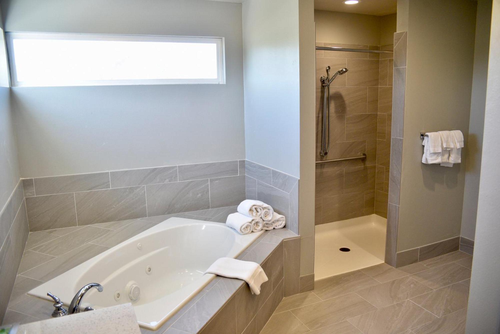 King Suite Mobility Accessible Tub