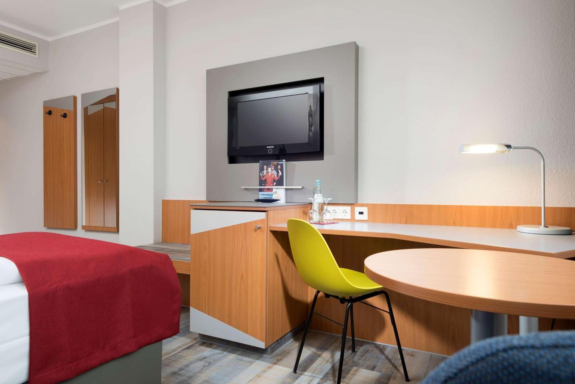 Standard Room 1 Queen Bed
