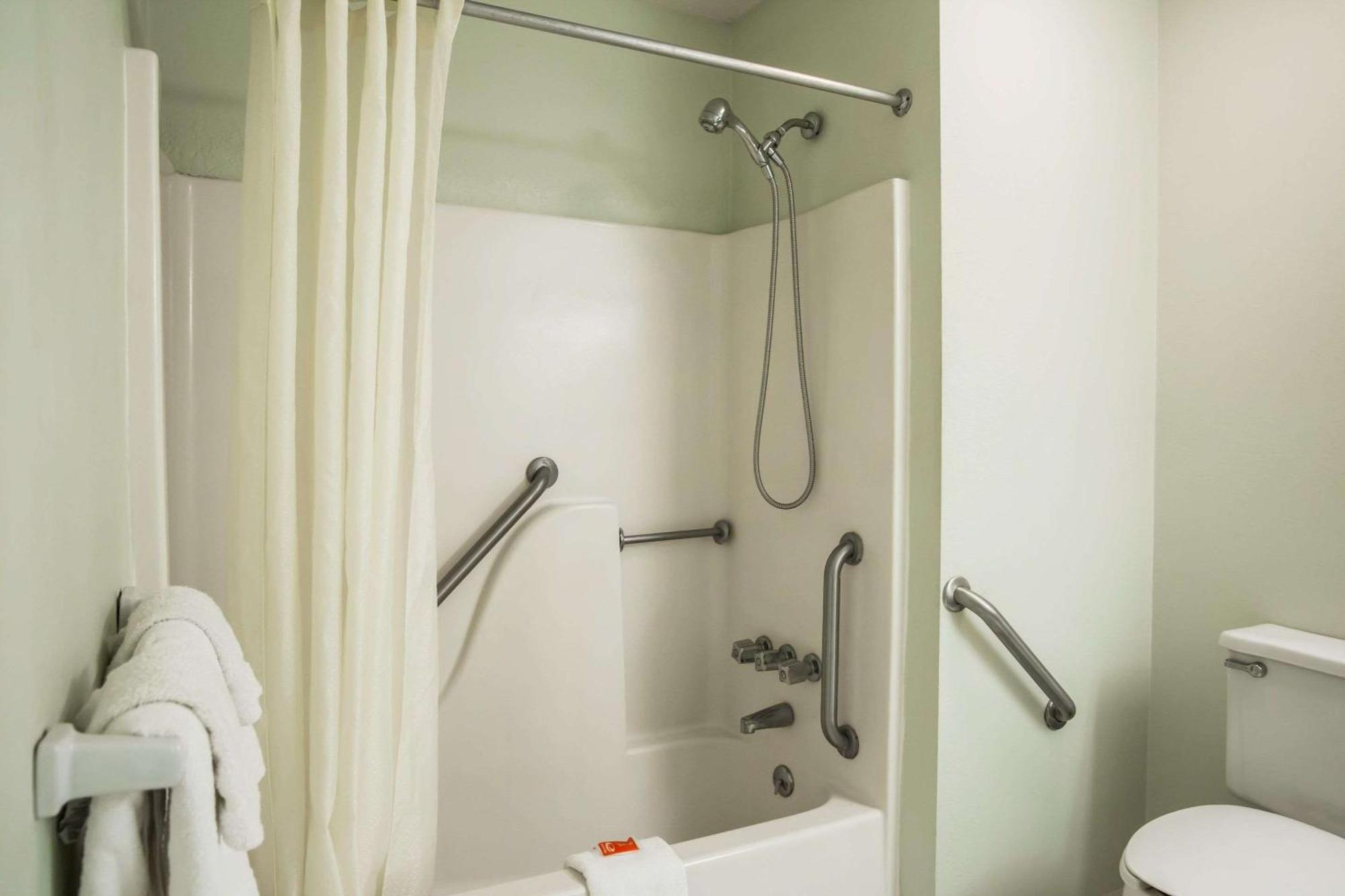 King Senior Room Tub Accessible or Non-Smoking or No Pets