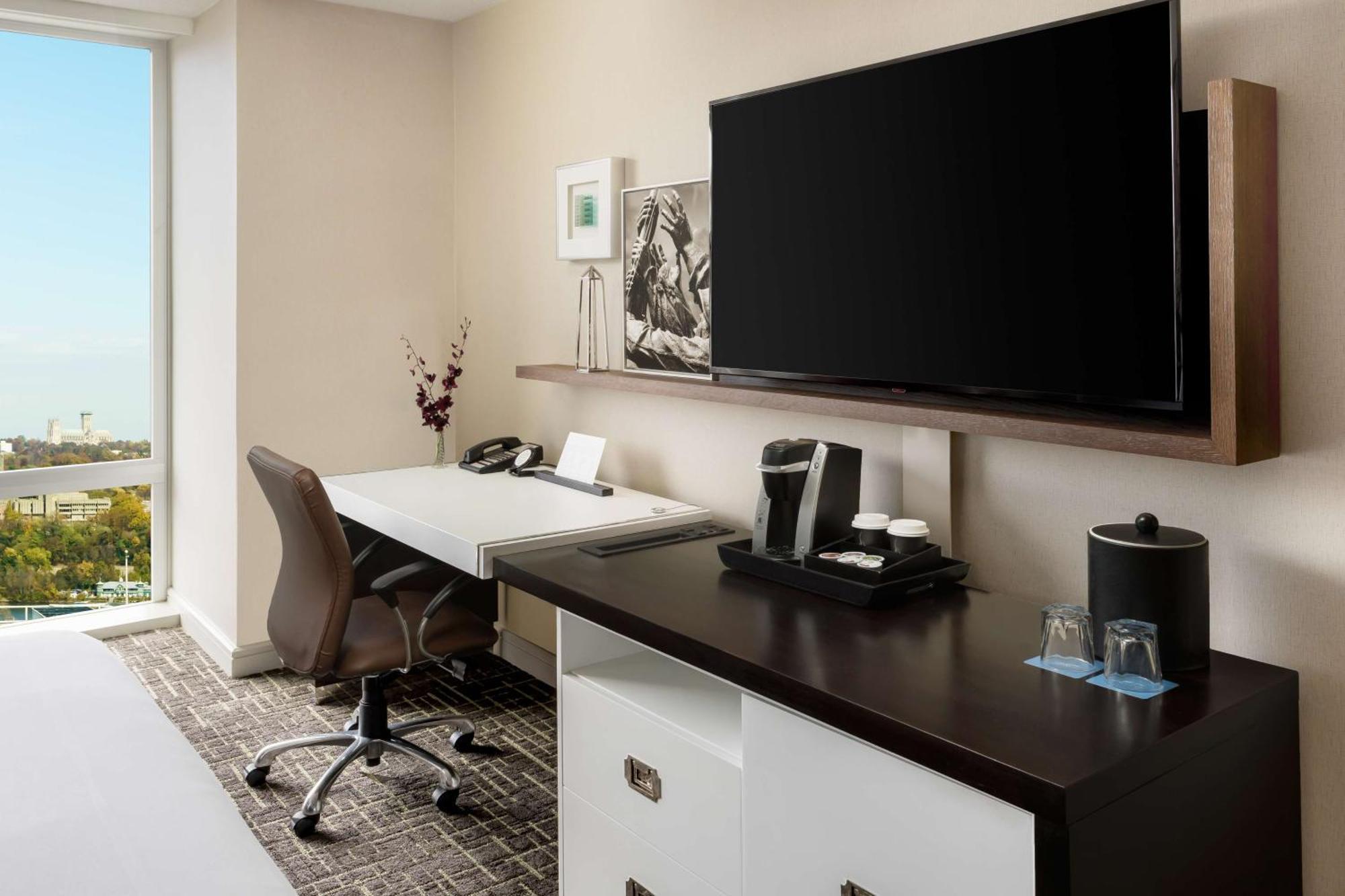 Corner Small King Room
