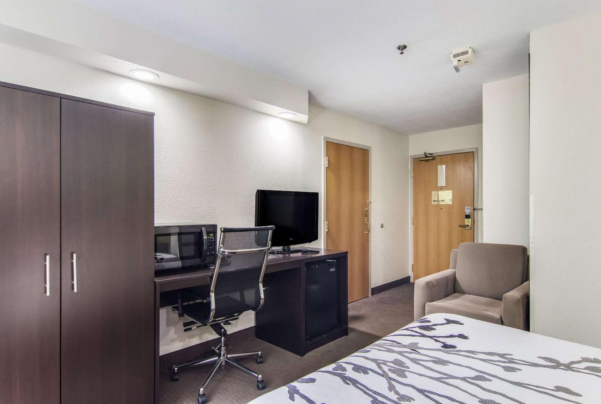 Queen Room Accessible or Non-Smoking