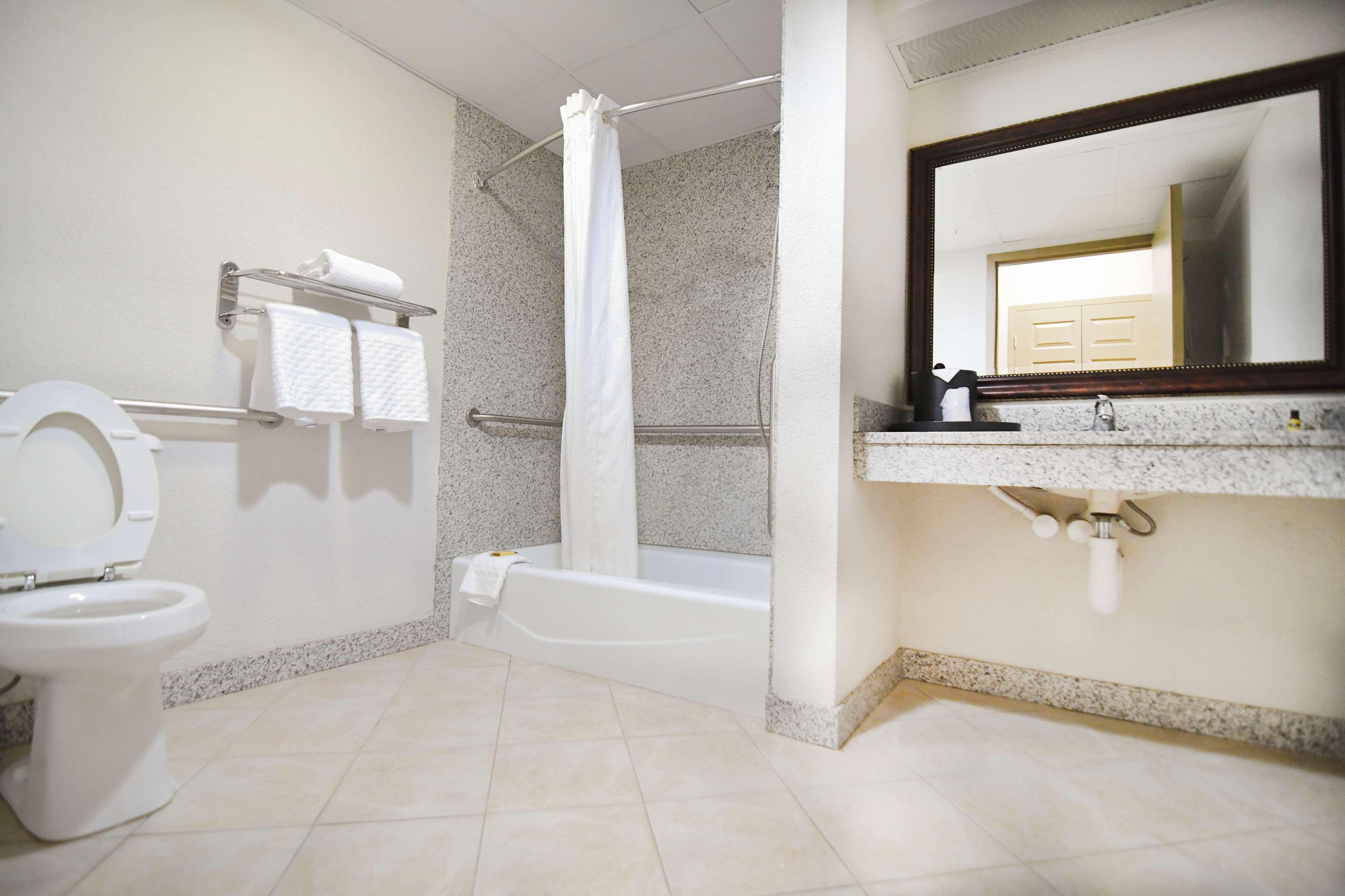 King Suite with Bath Tub - Disability/Non-Smoking