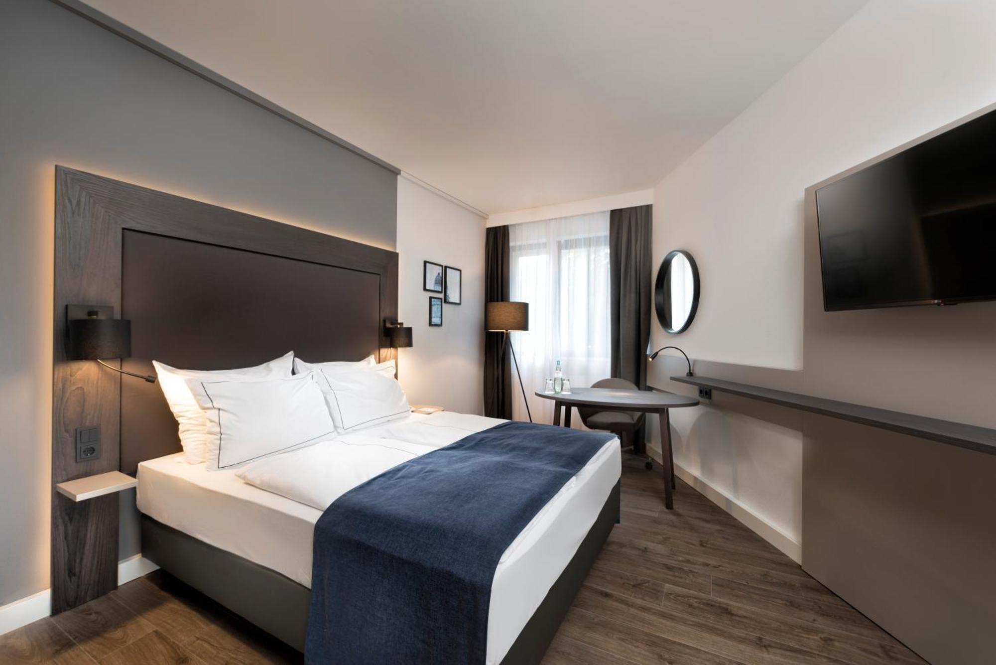Standard Queen Room