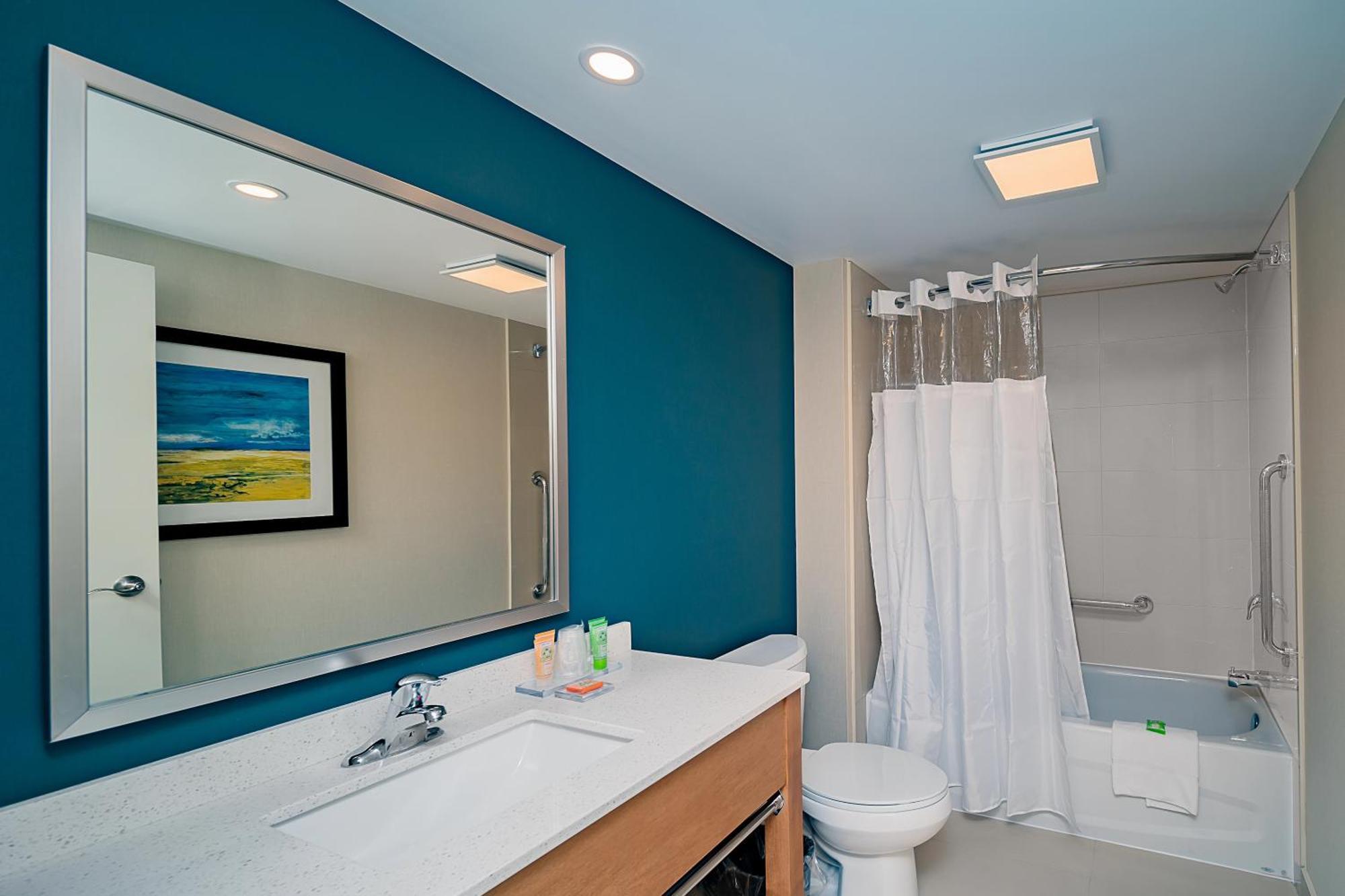 Queen Room Two Queen Beds No View Non-Smoking Tower B