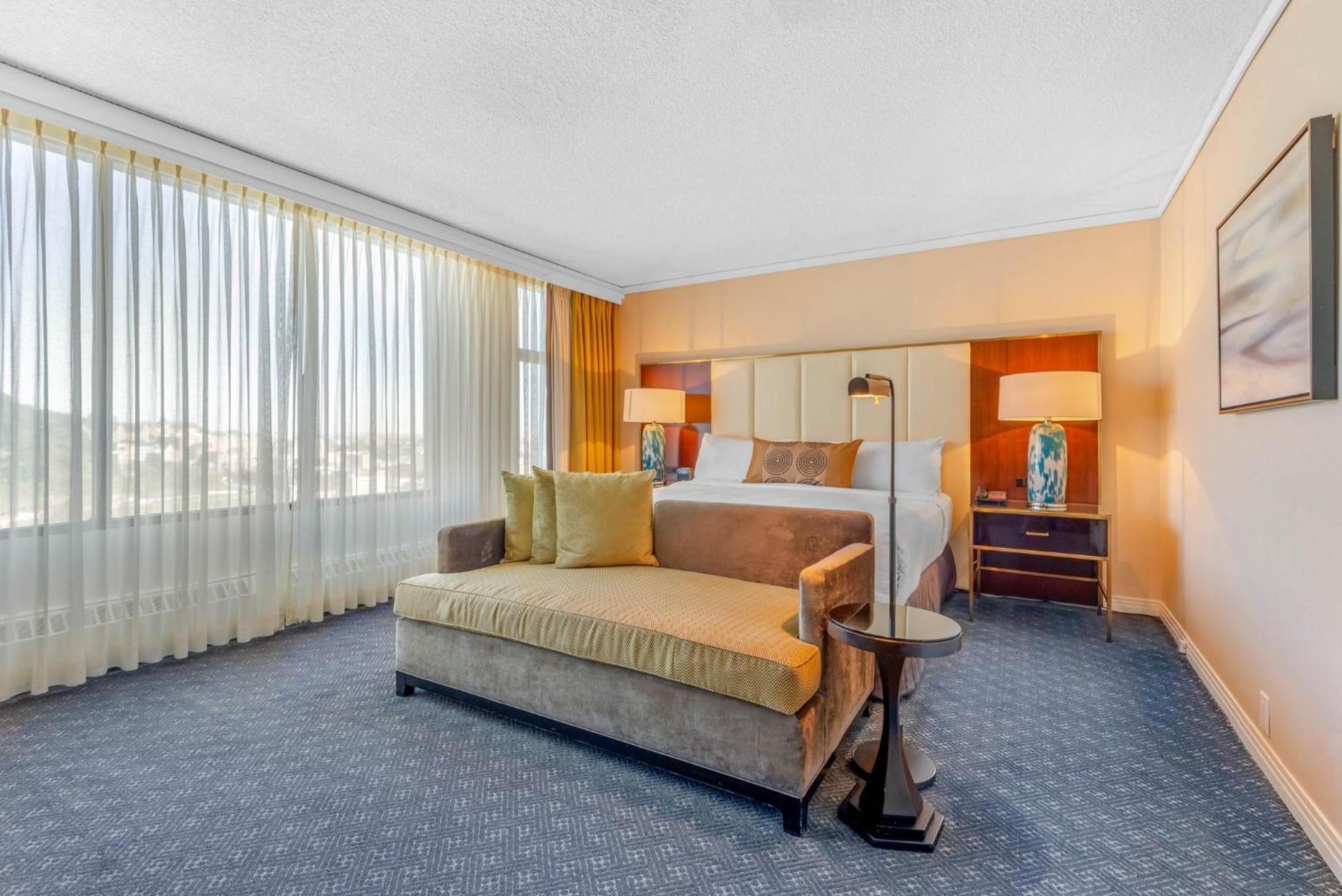 Omni Suite – 1 King bed Sofabed