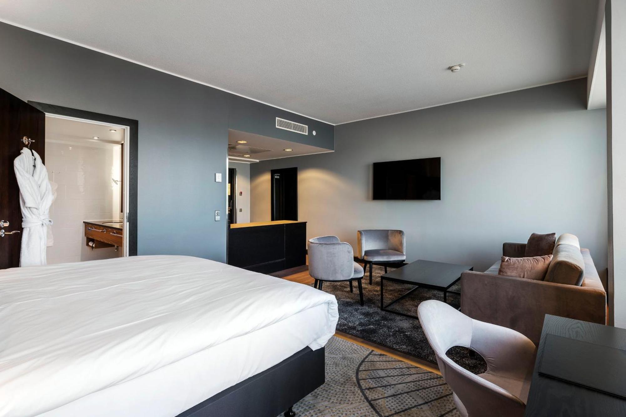 Junior King Suite with Sofa Bed,1350147367:JPEG