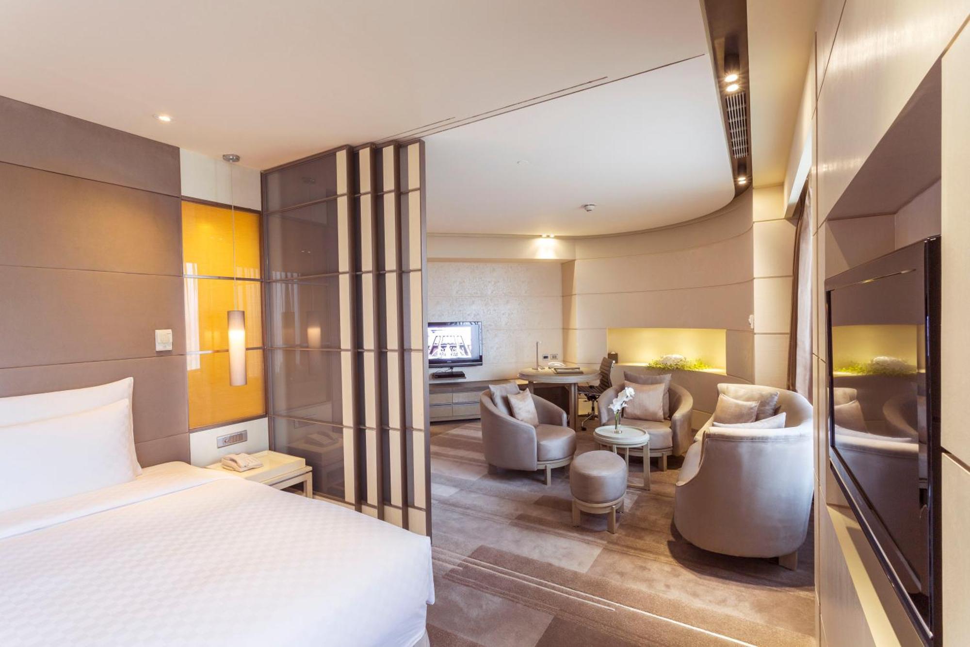 Nikko Club Junior Suite Queen Room