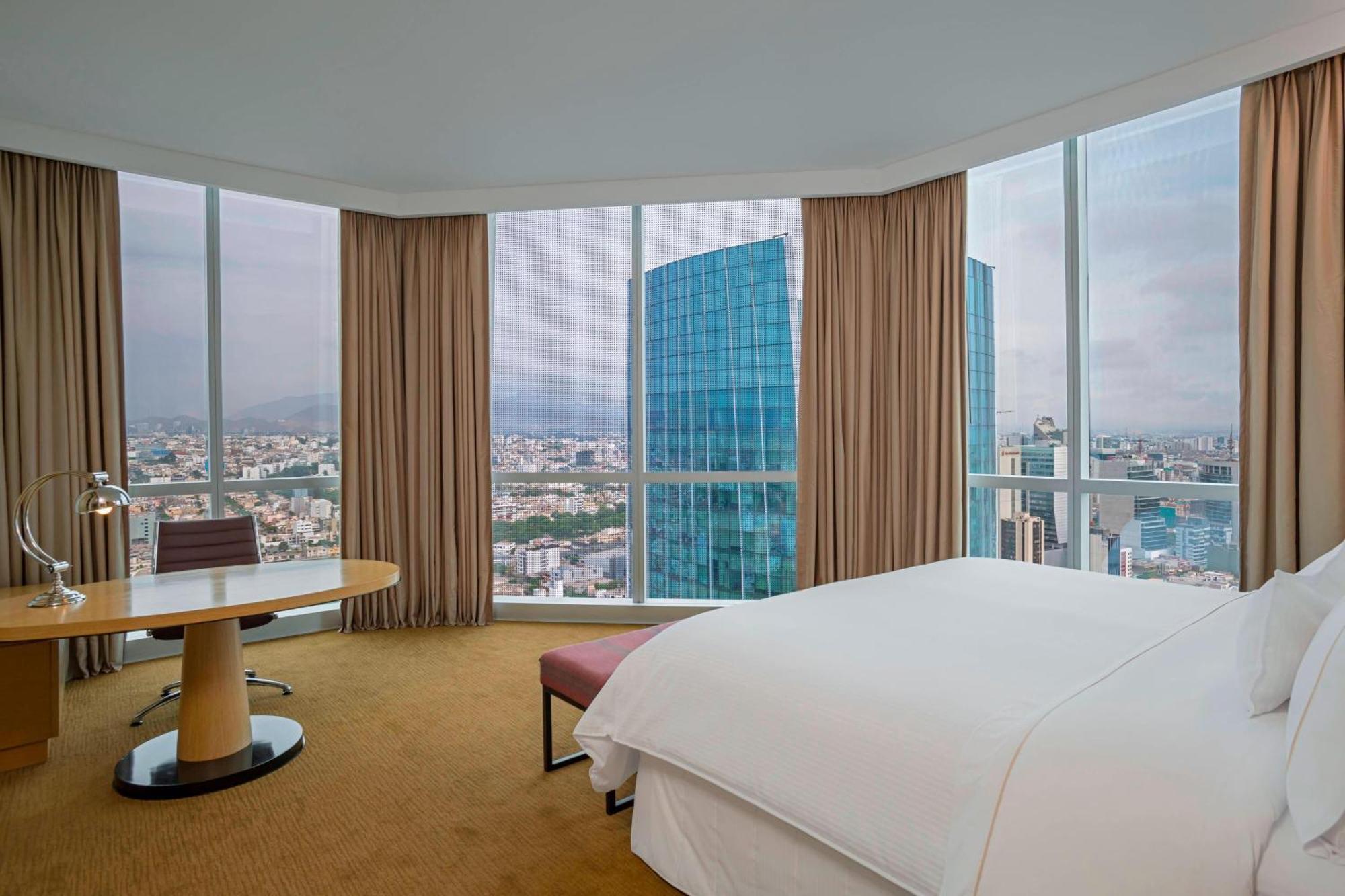 Westin Executive Club Lounge Access Deluxe Guest Room 1 King High Floor,1366734740:JPEG