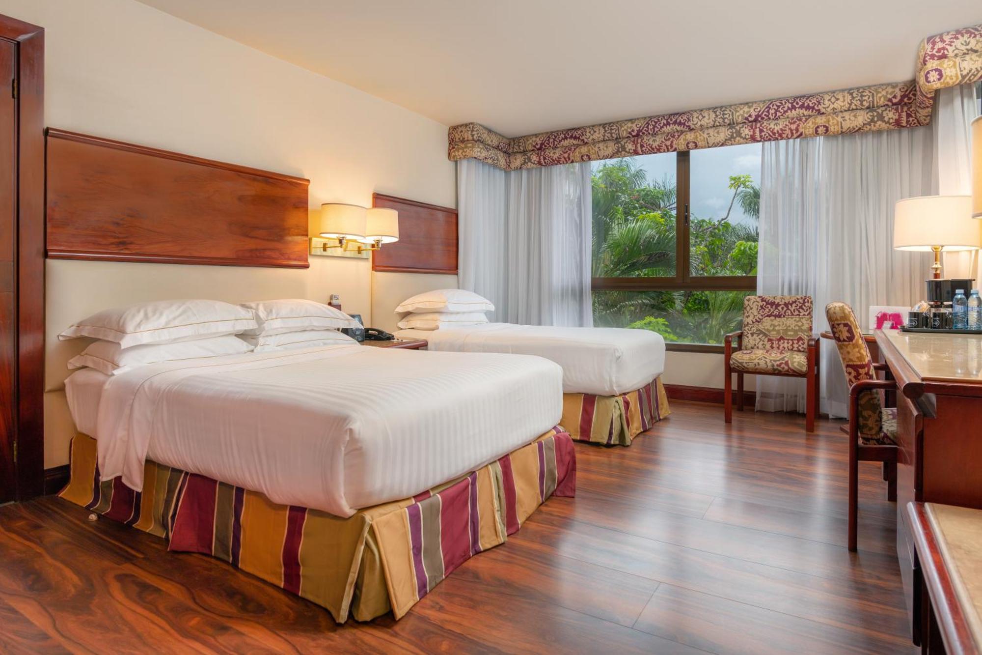 Master Suite Lounge Access