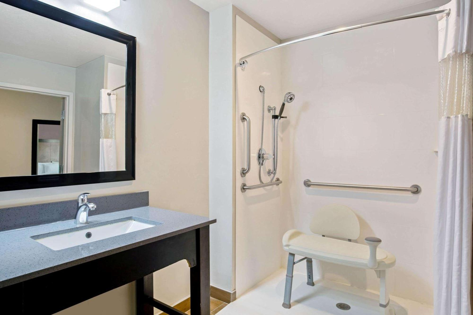 Queen Room City View Mobility or Hearing Impaired Access Non-Smoking