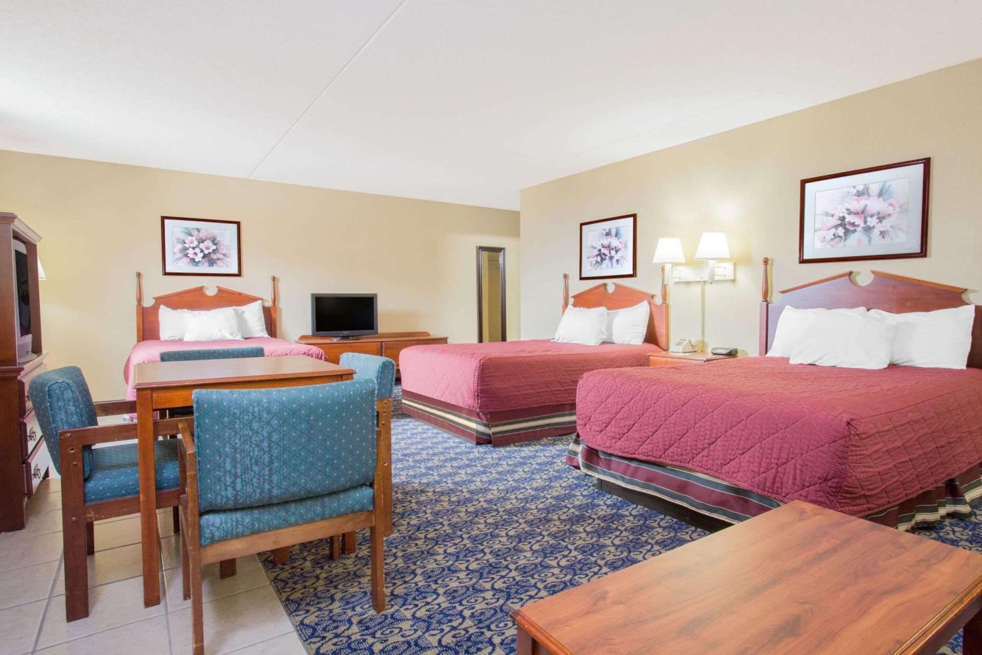 Studio Suite with Three Double Beds - Non-Smoking,1356320696:JPEG