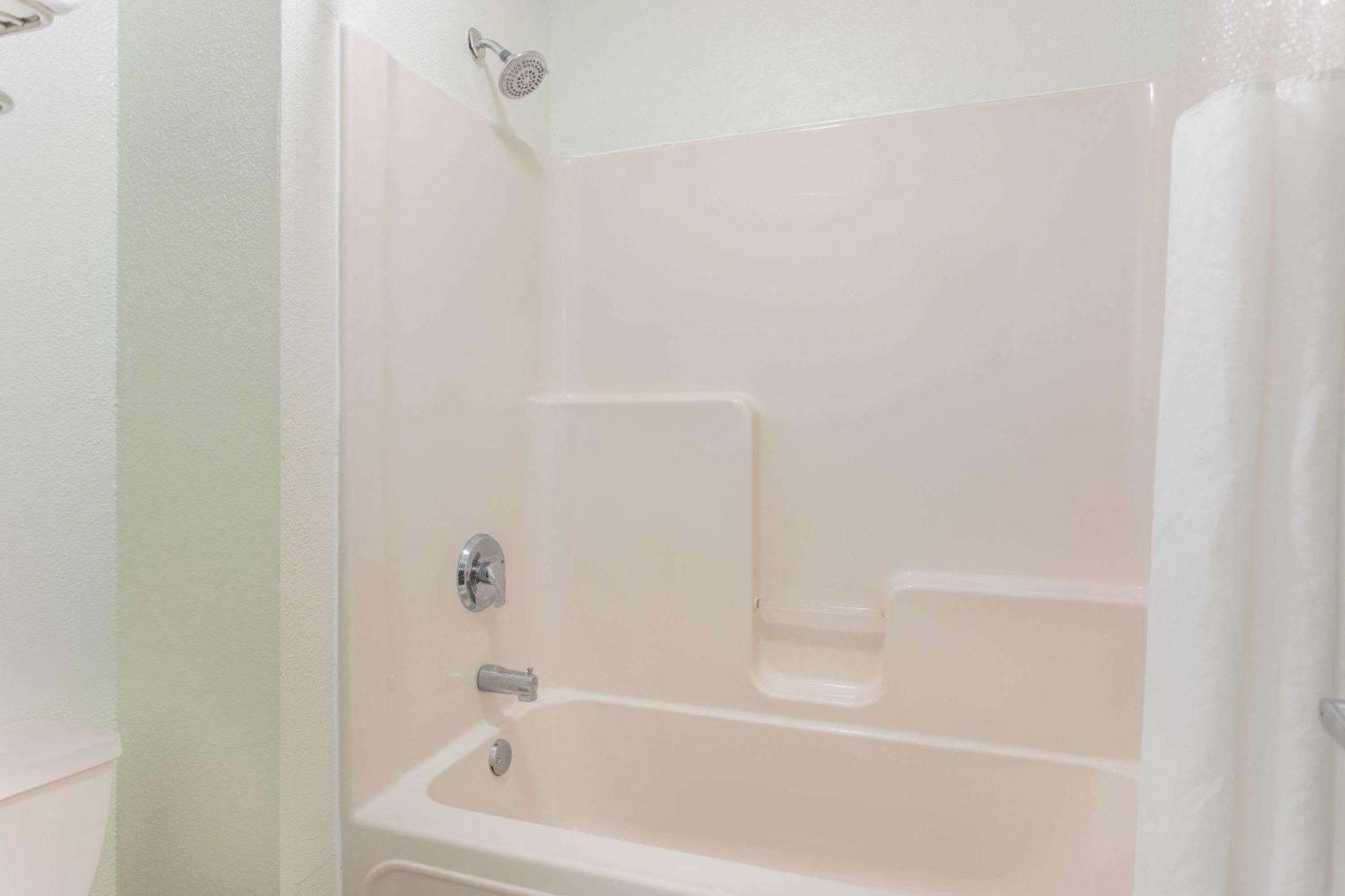 Queen Room with Two Queen Beds and Bath Tub - Mobility Accessible/Non-Smoking,379712755:JPEG