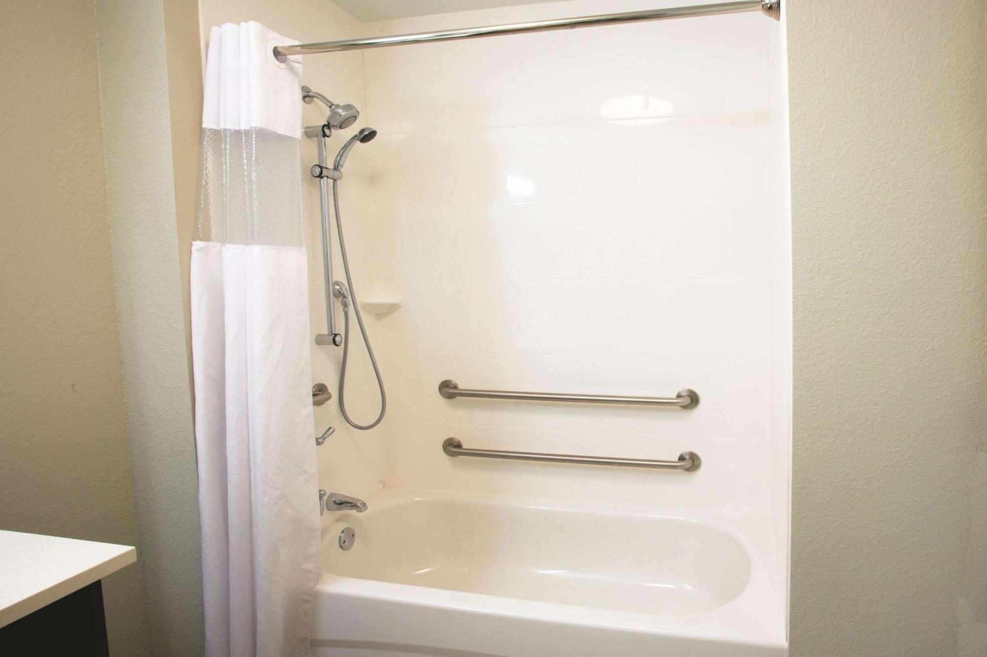 Queen Room Two Queen Beds Bathtub Grab Bars Non-Smoking or Mobility Accessible