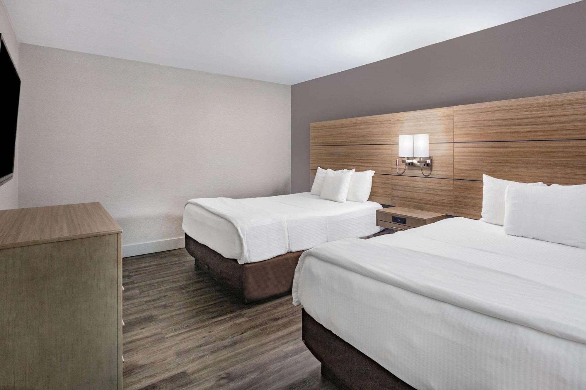 Two-Bedroom Suite Three Queen Beds Non-Smoking