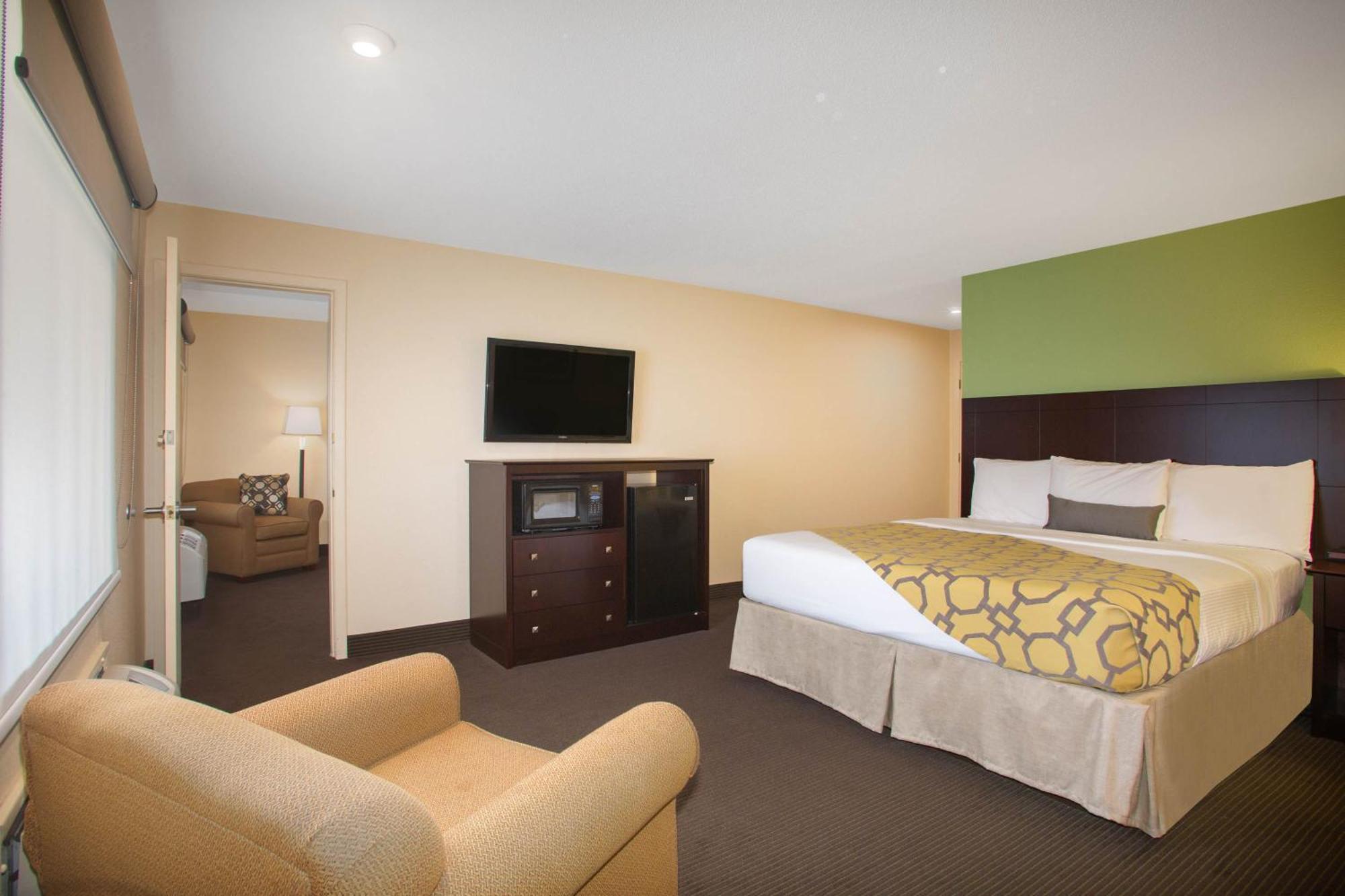 One-Bedroom Deluxe King Suite Non-Smoking