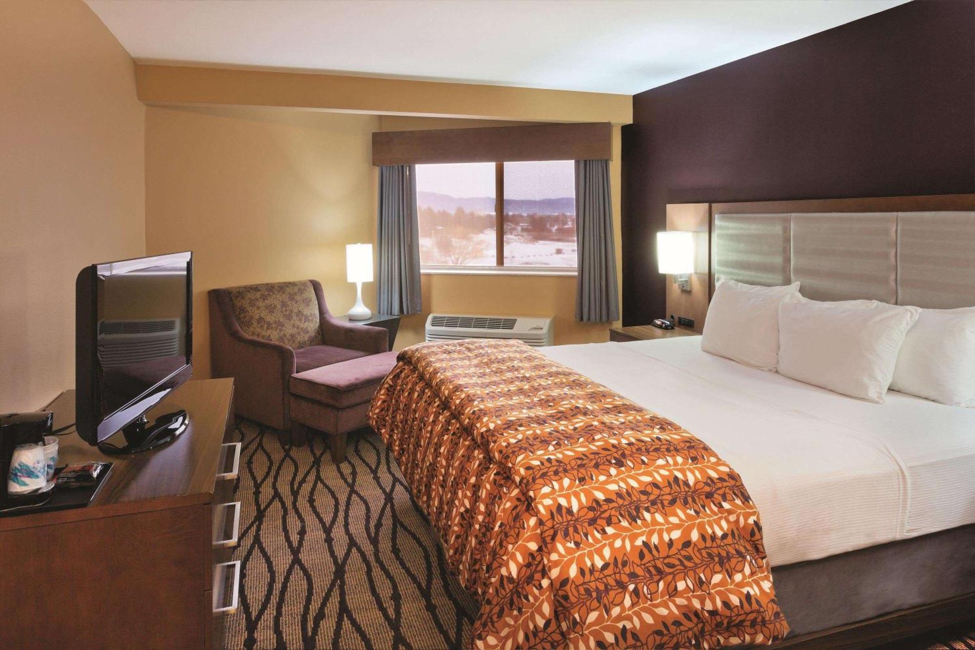 Deluxe King Suite City or Mountain View Non-Smoking