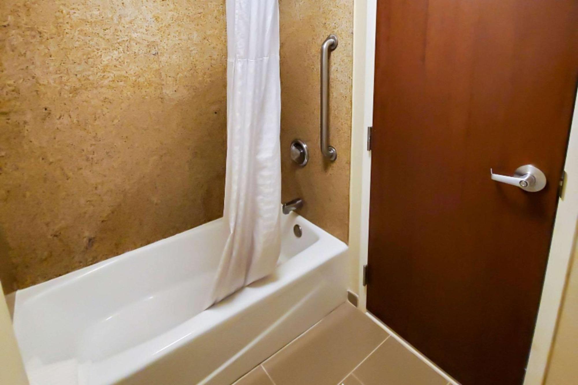 Queen Room with Two Queen Beds - Non-Smoking,1278462940:JPEG