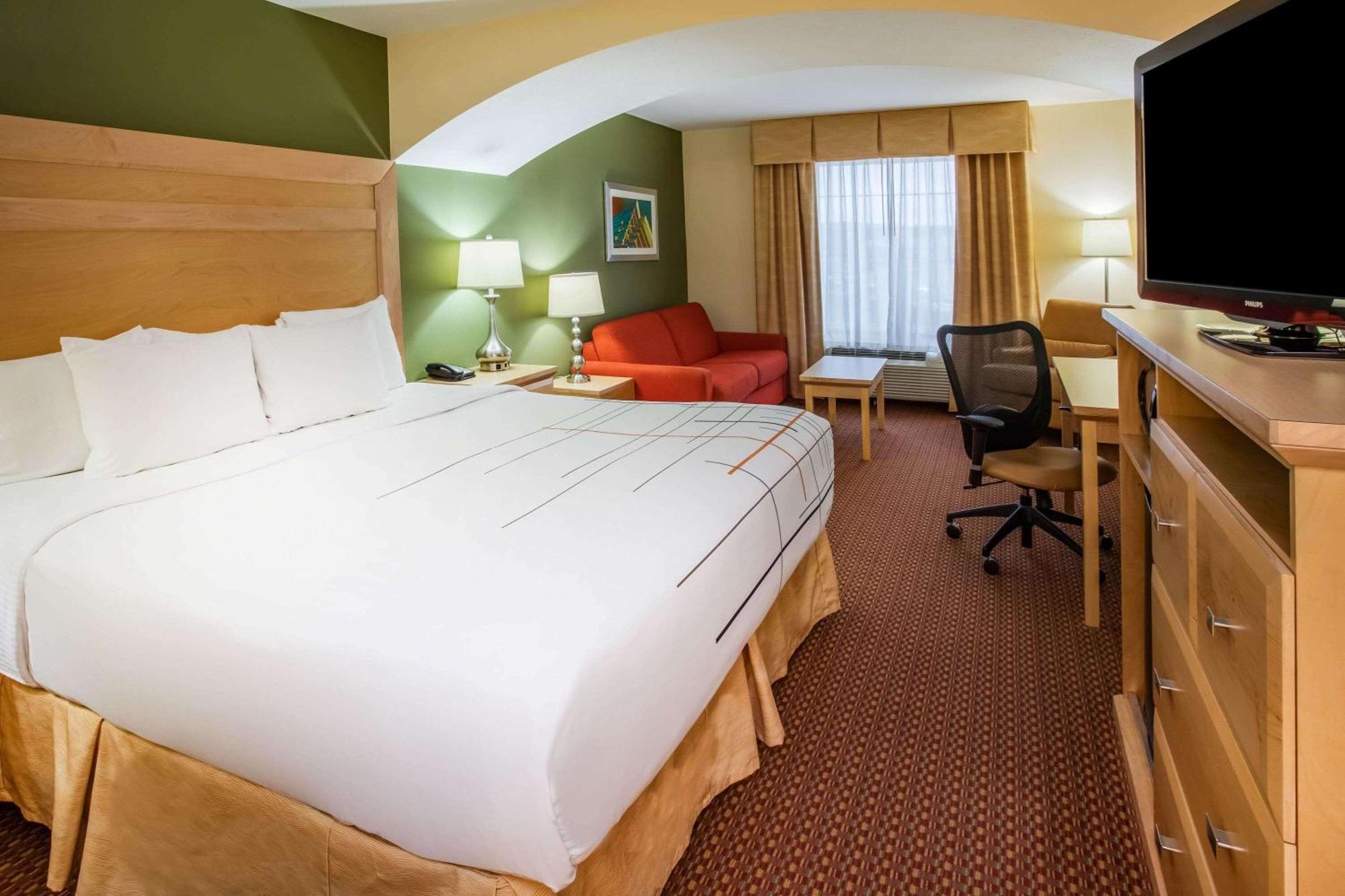 Deluxe King Room Bathtub Grab Bars Mobility Accessible