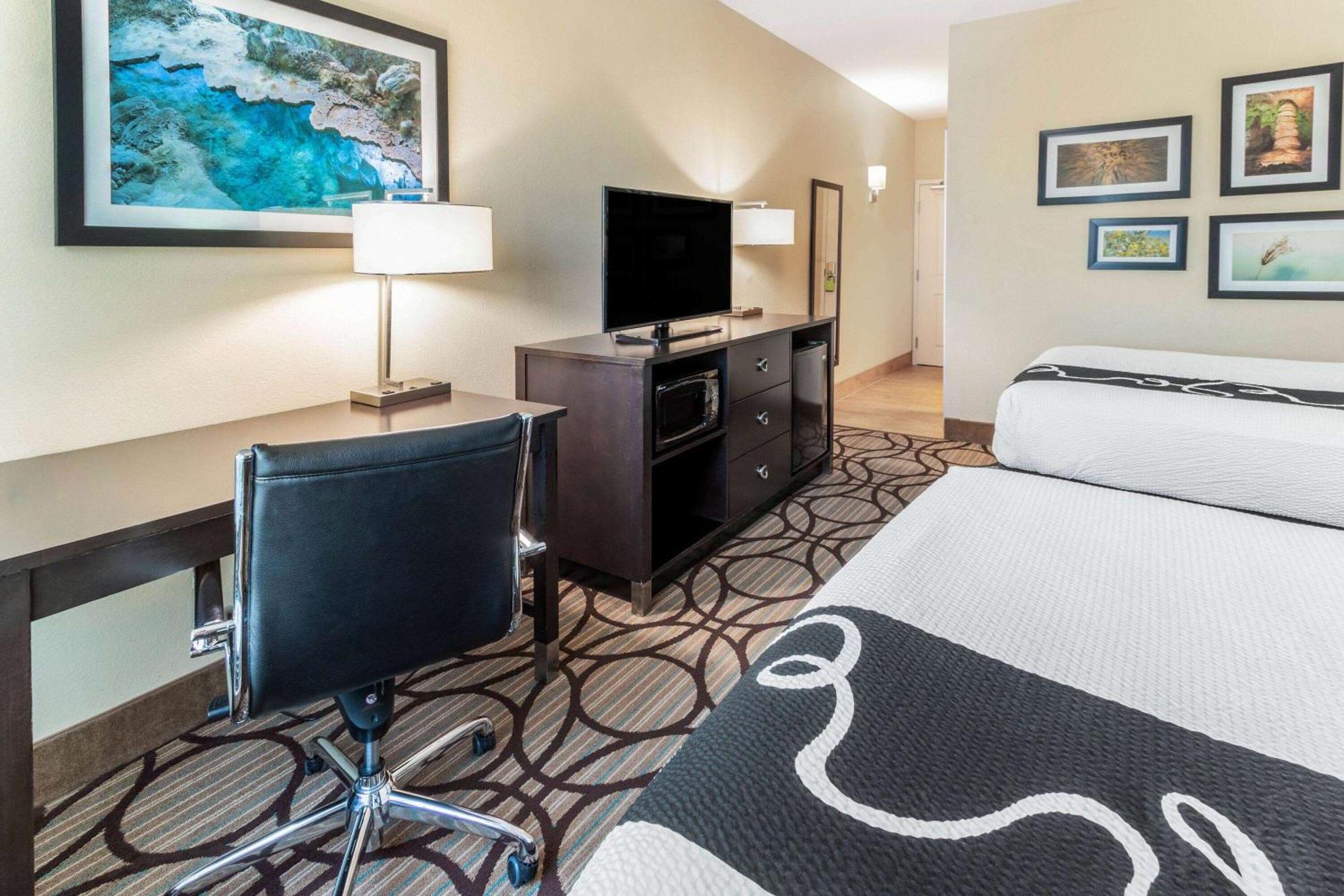Queen Room Two Queen Beds Mobility or Hearing Access Non-Smoking