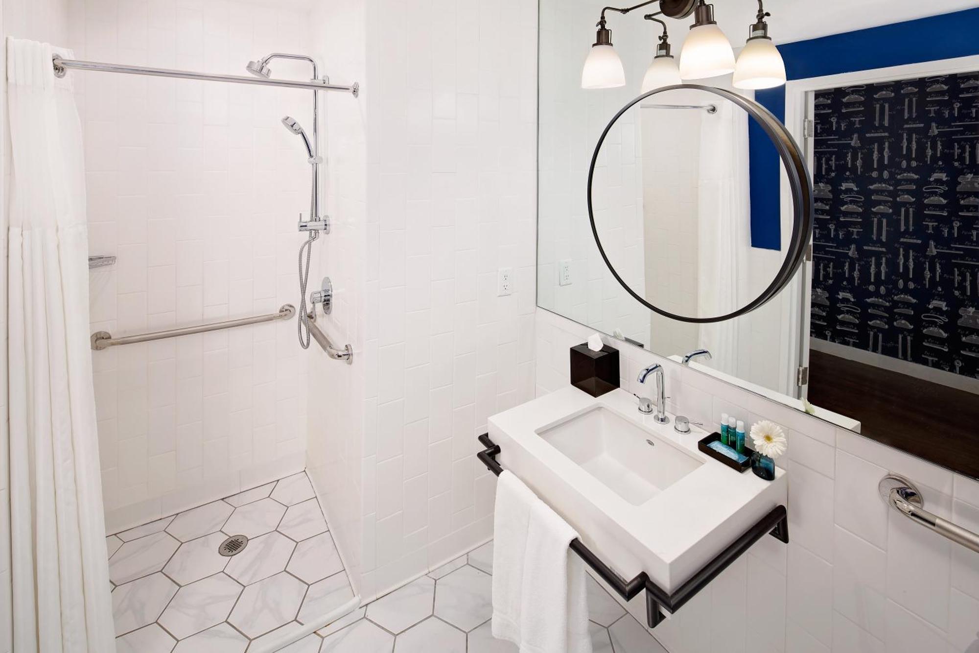 King Room - Hearing Accessible - Roll-in Shower,1341731972:JPEG