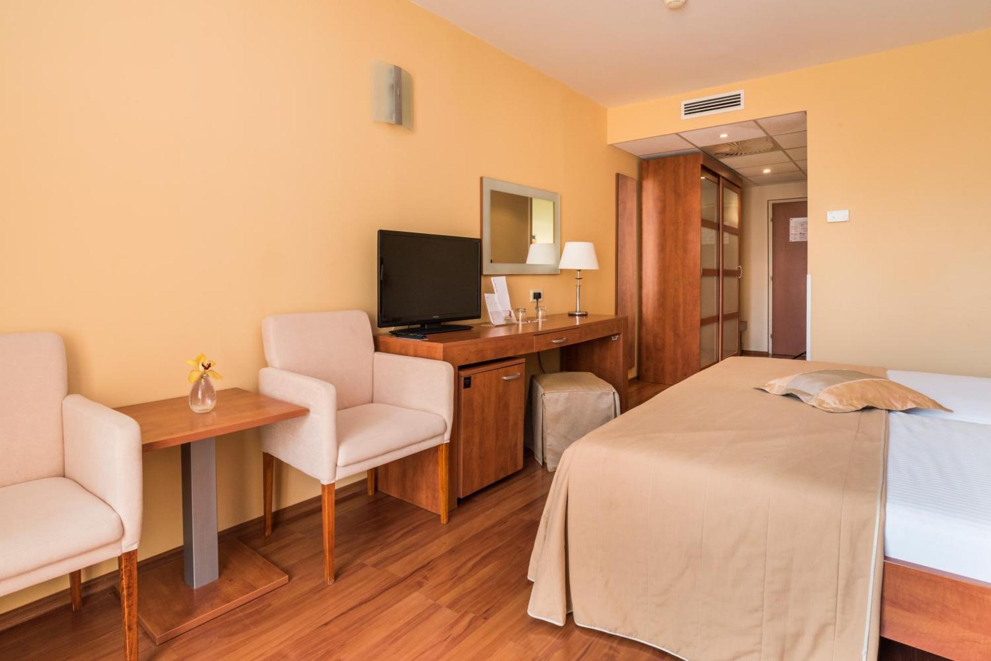 Classic Room with Balcony - Park Side,1278769603:JPEG