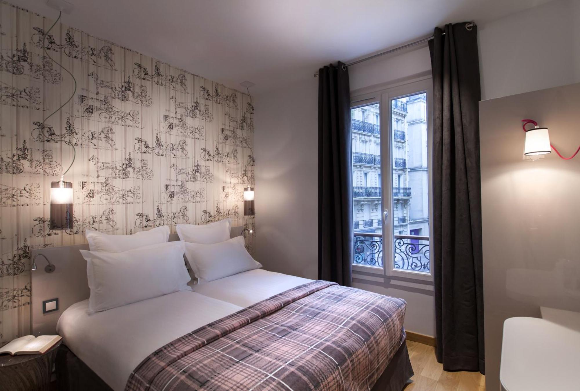 Quarto Clássico com 2 Camas de Solteiro