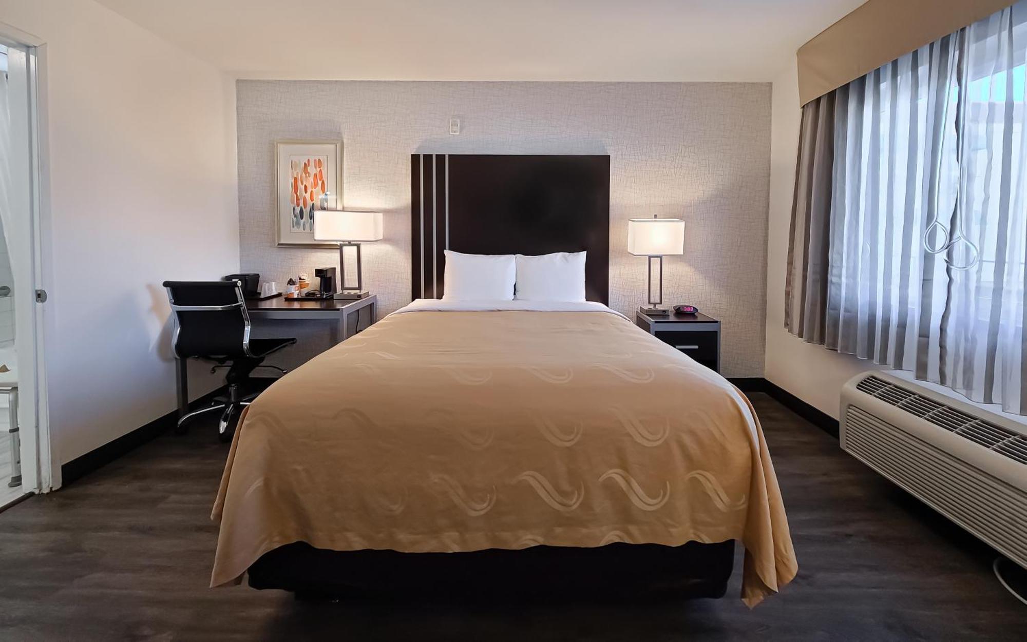 Accessible Room 1 Queen Bed Tub Non Smoking