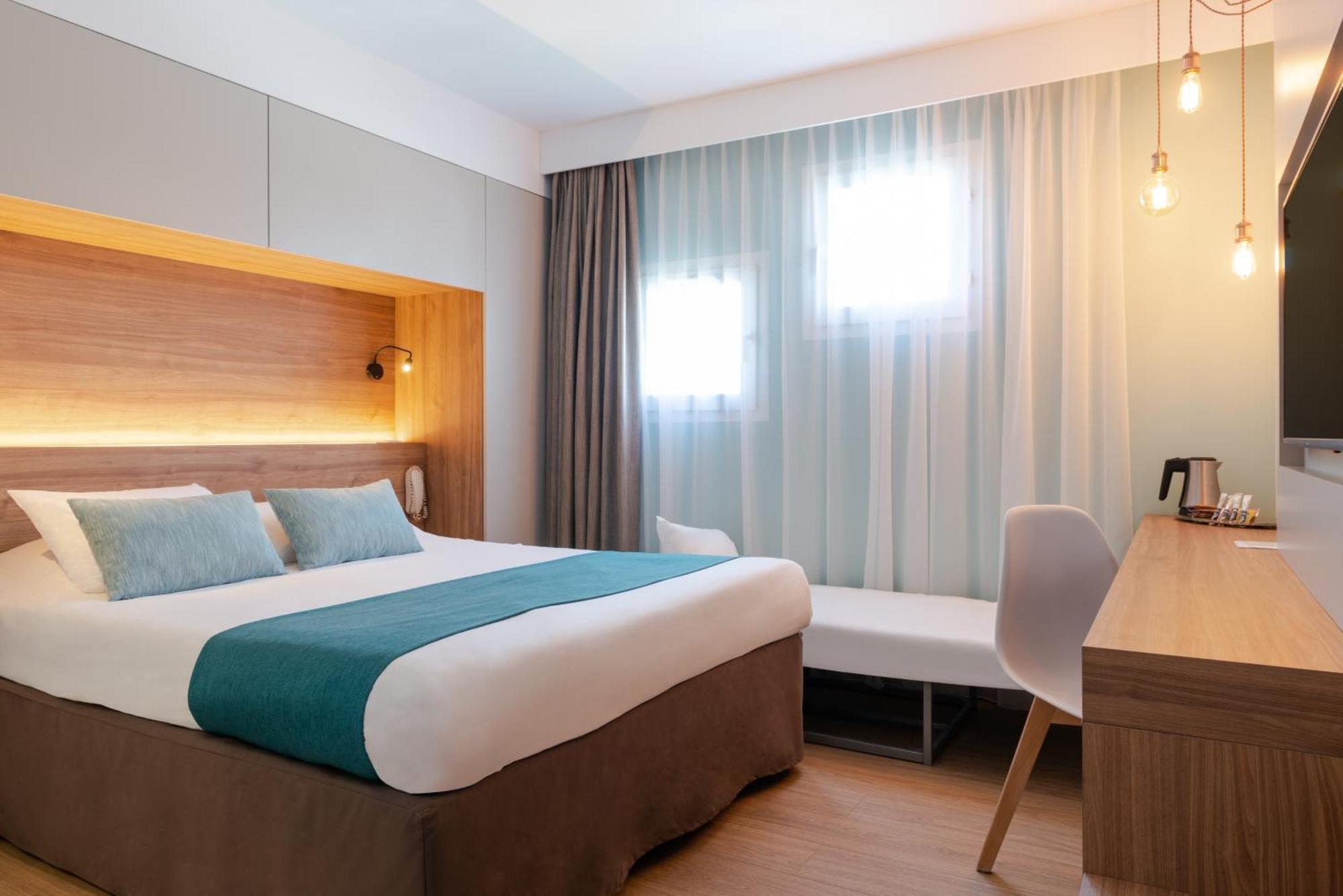 Chambre Double (1 Lit Double + 1 Lit Junior)