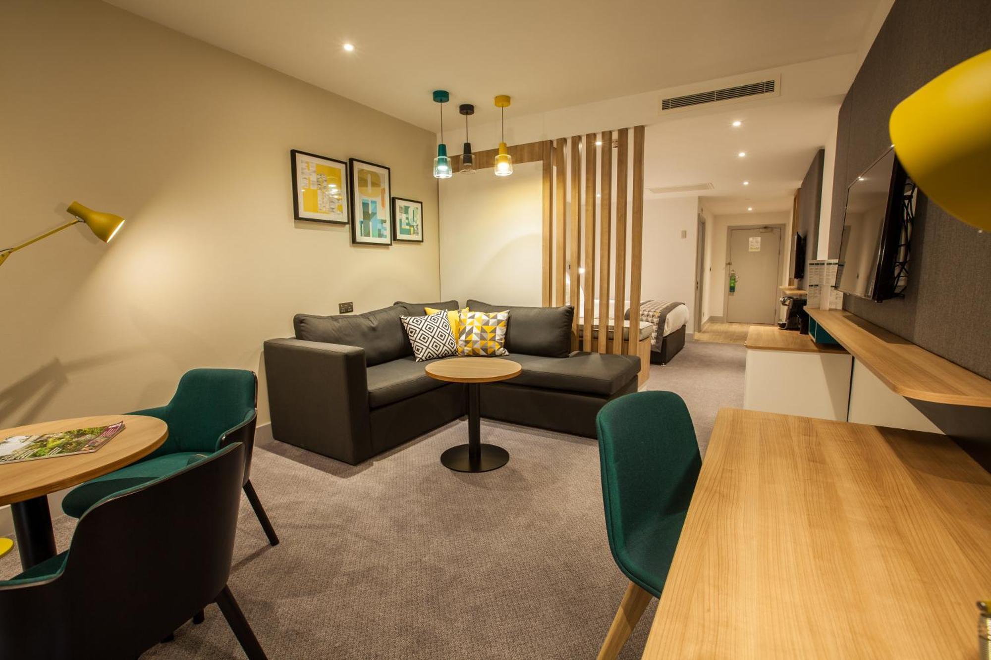 Suite Lit King-Size avec Canapé-Lit Simple