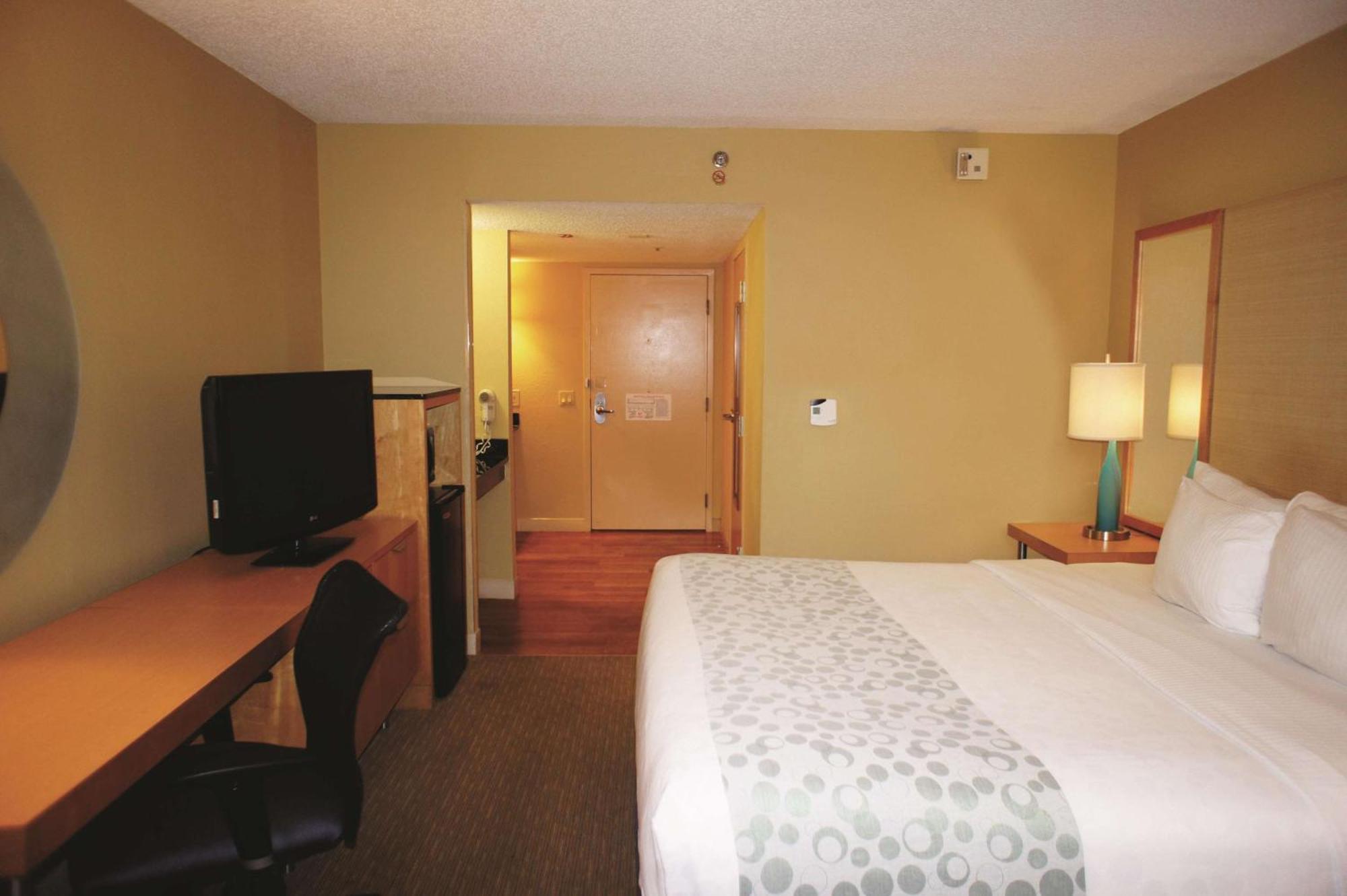 King Room Bath Tub Mobility or Hearing Accessible Non-Smoking