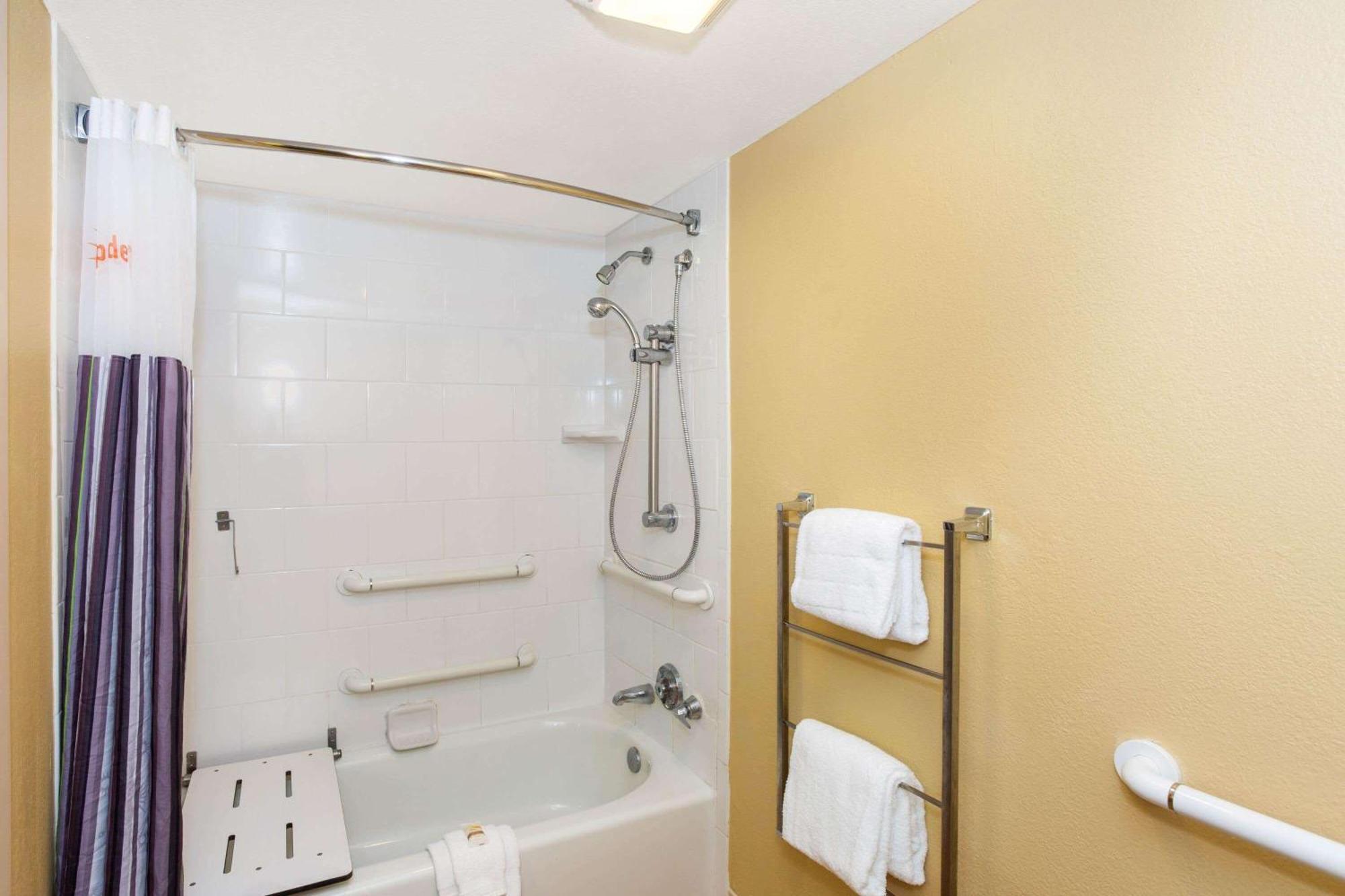 King Room Bath Tub Mobility or Hearing Accessible Non-Smoking