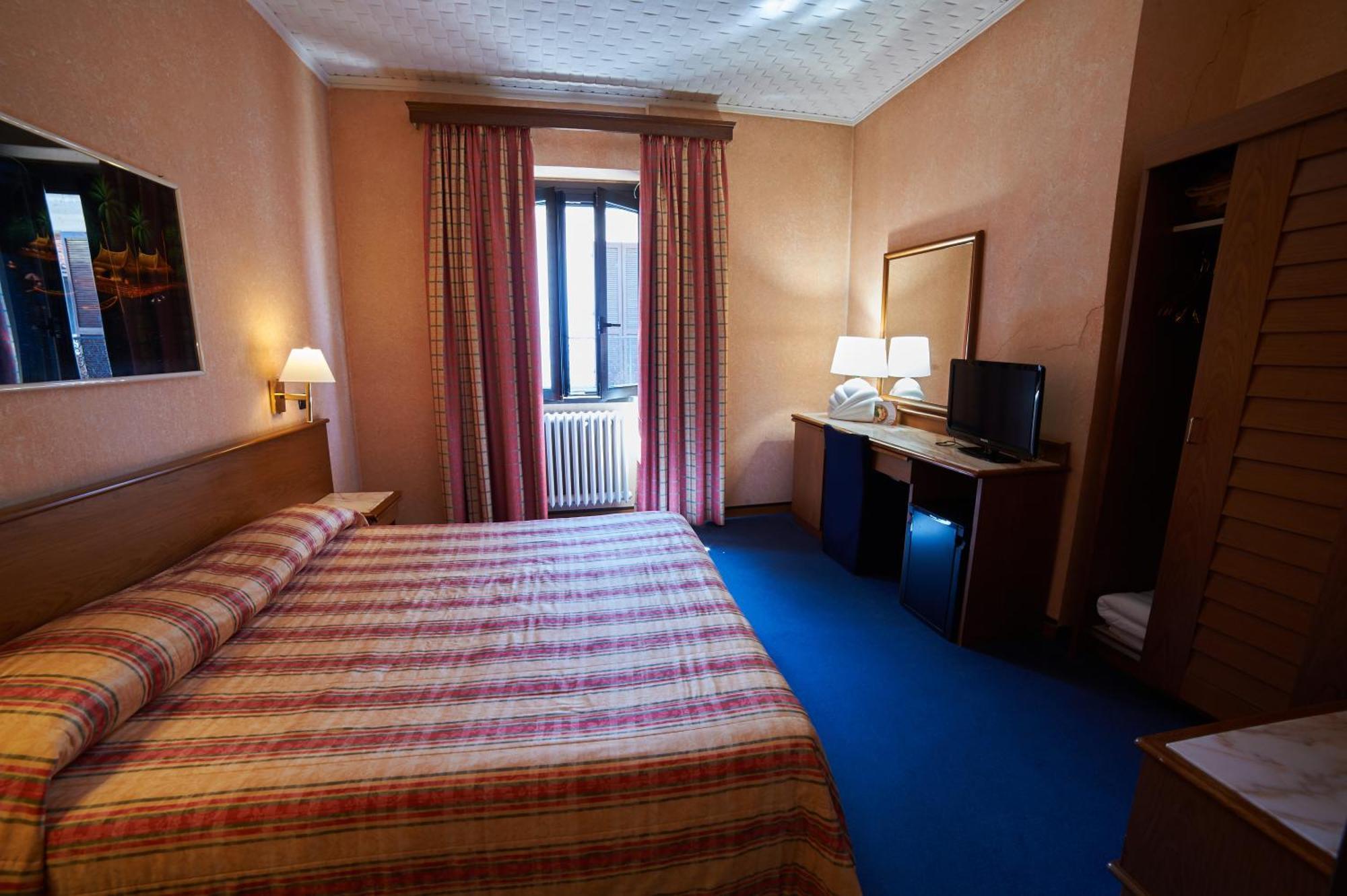 Superior Double Room with Balcony and Lake/Square View,1279857412:JPEG