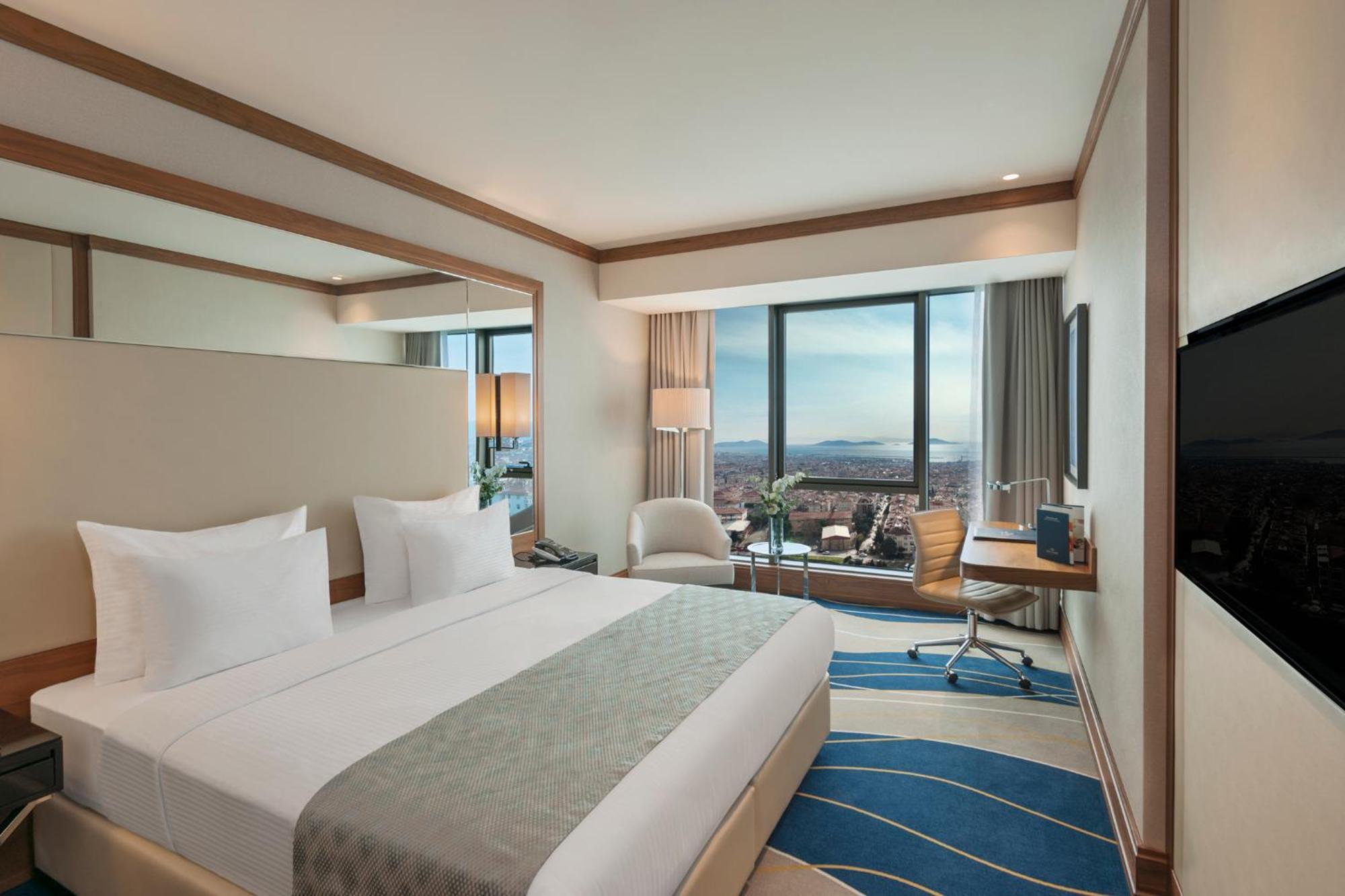 Deluxe Room King Size BedSea View