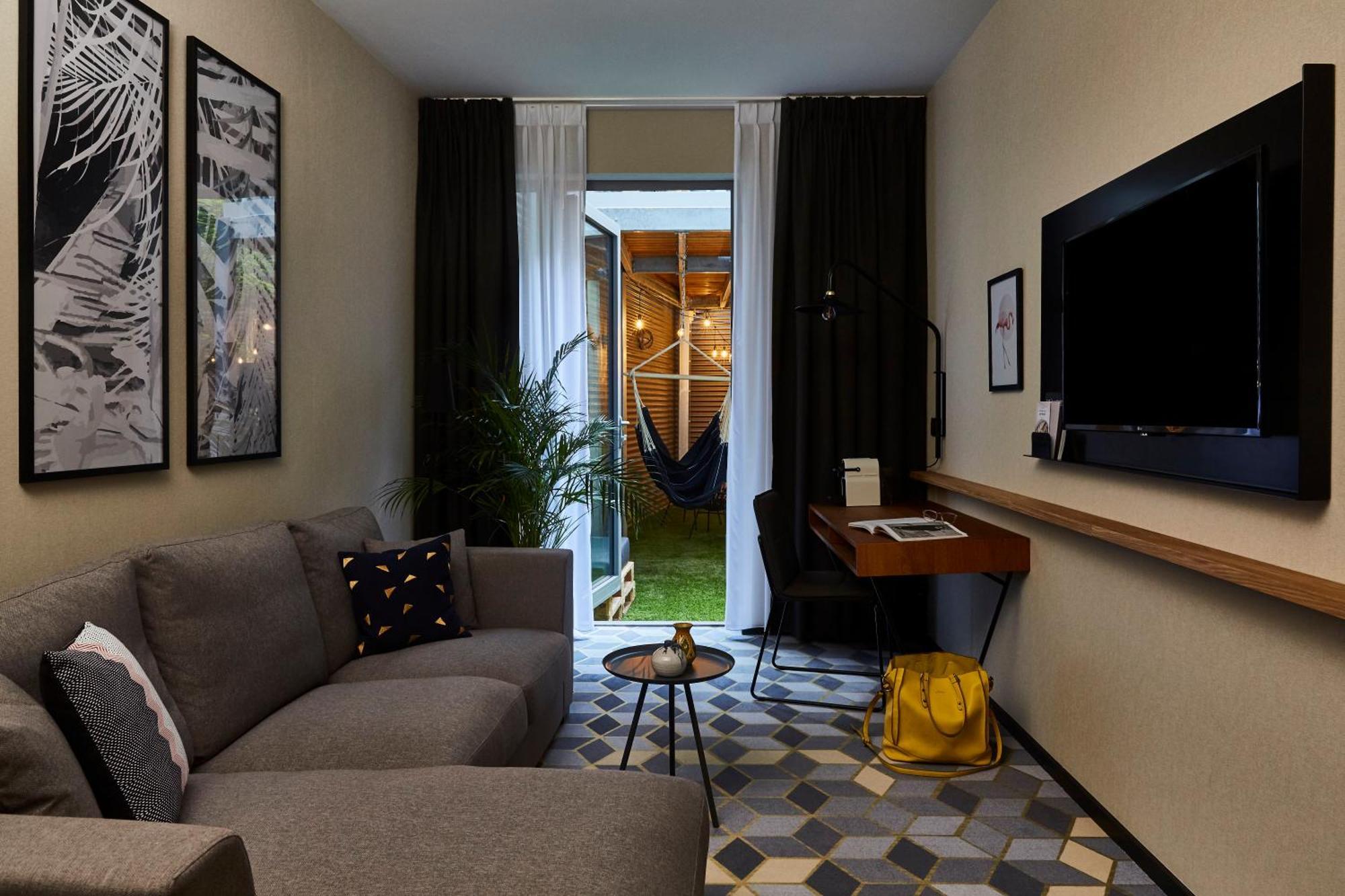 Double Suite Courtyard View