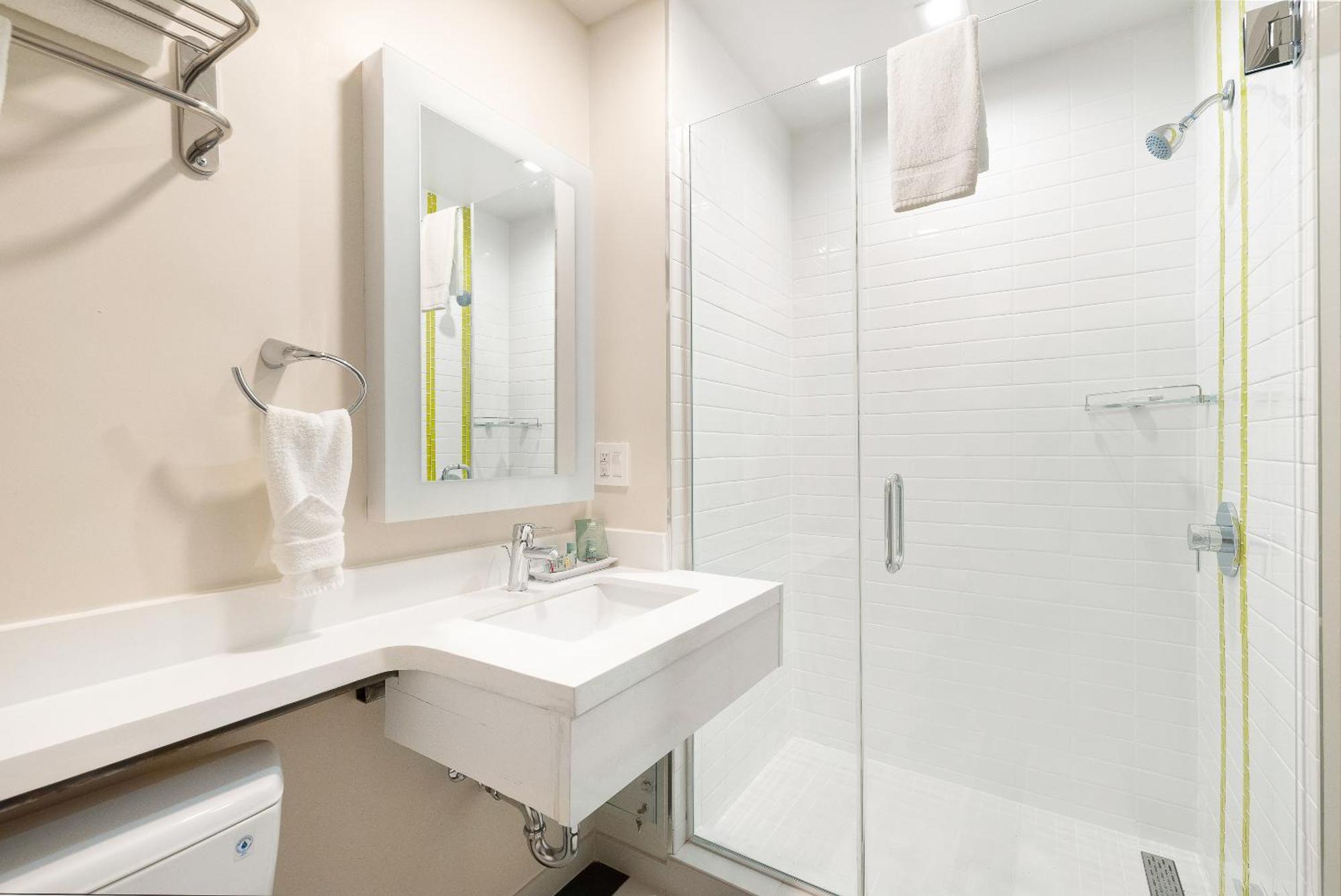King Room Bath Tub Disability Access or Non-Smoking
