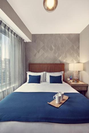 Petite Queen Room