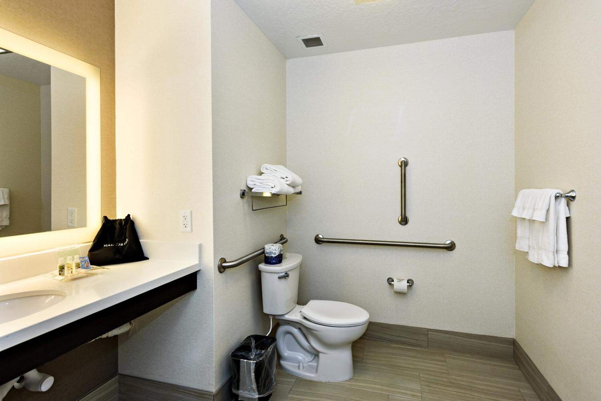 Queen Room with Two Queen Beds - Mobility Access Tub/Non-Smoking