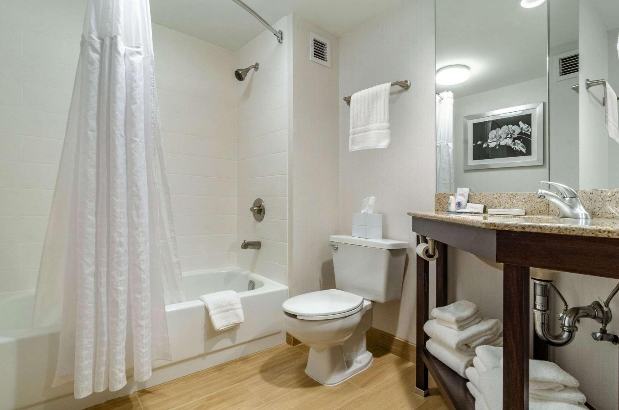 Queen Room Accessible or Nonsmoking