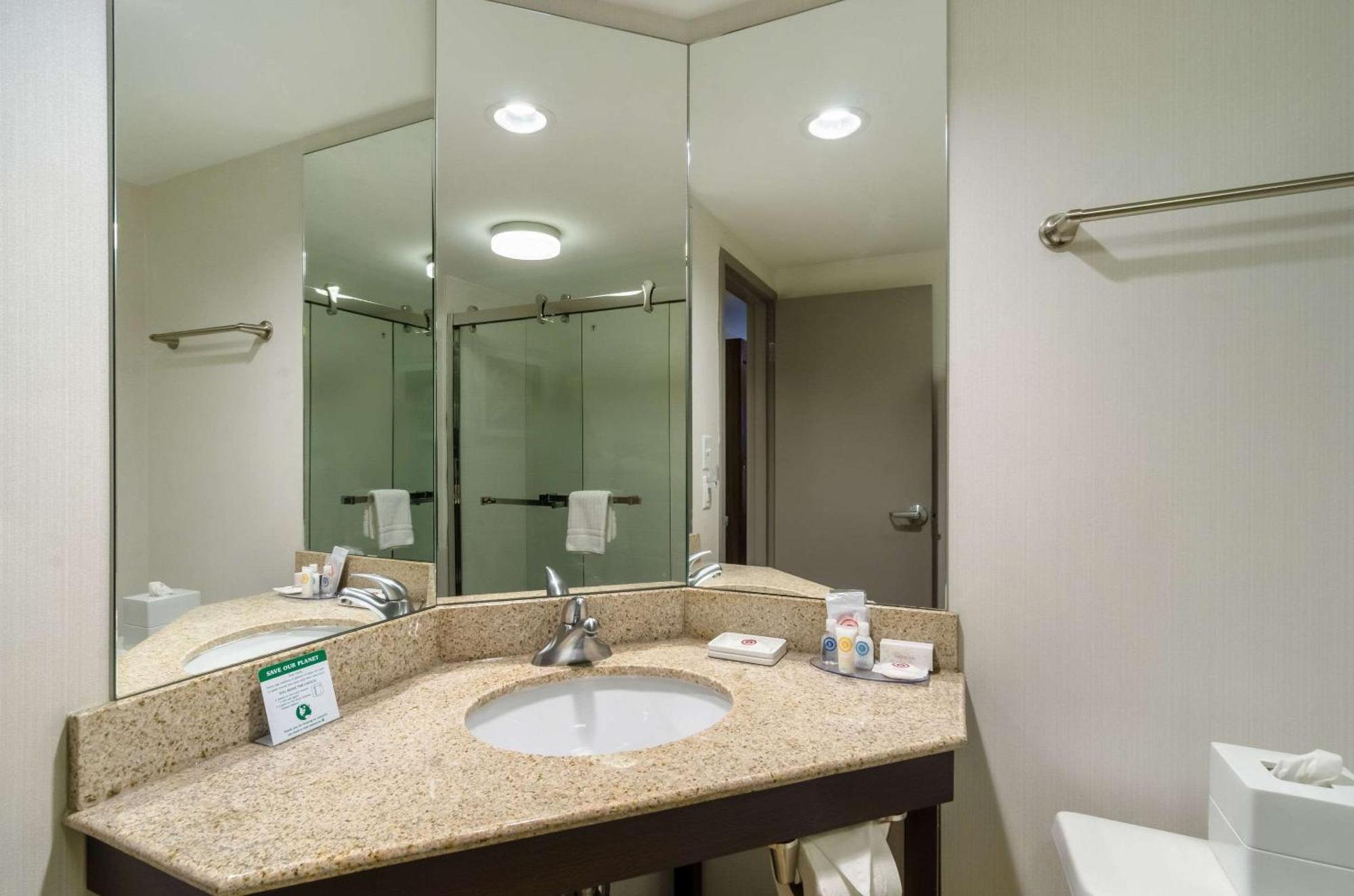 Superior Queen Suite Tub Accessible or Non Smoking