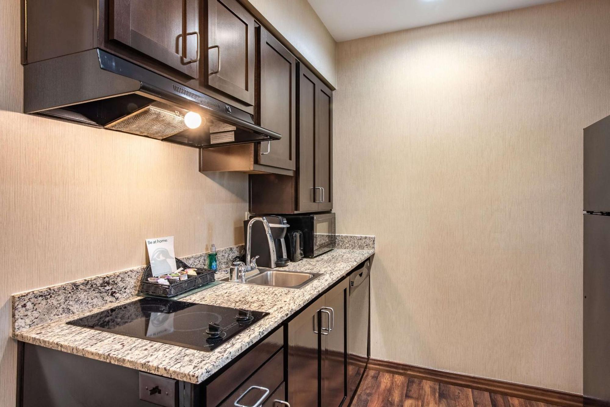 King Suite Accessible Tub Mobility Hearing Access or Non-Smoking