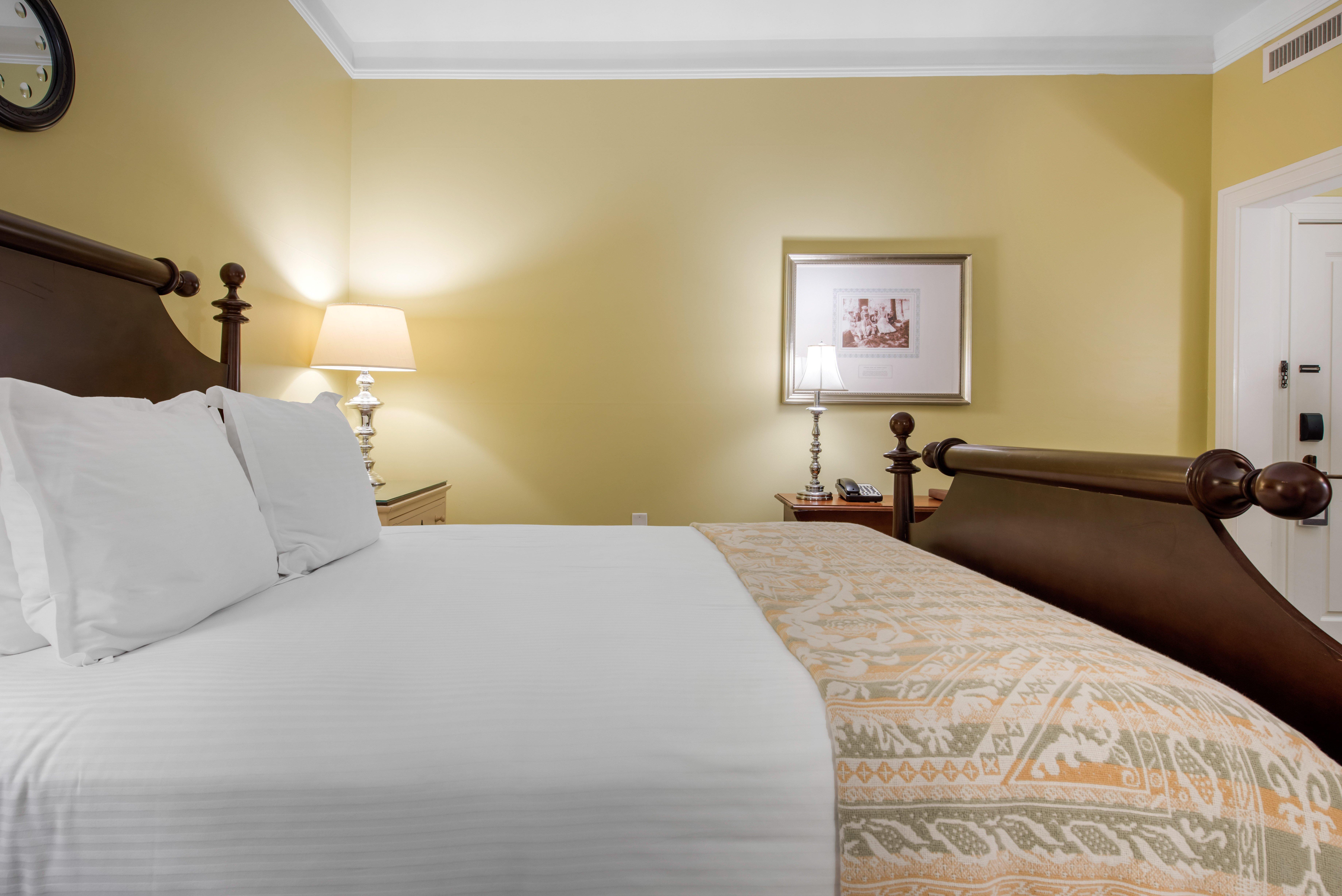 Deluxe Room 1 queen bed