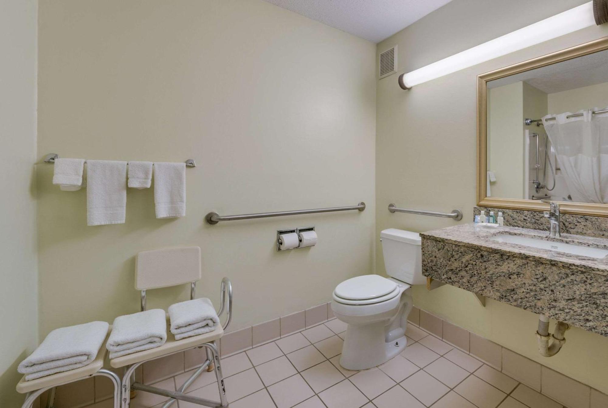 Queen Room with Accessible Tub - Accessible/Non-Smoking