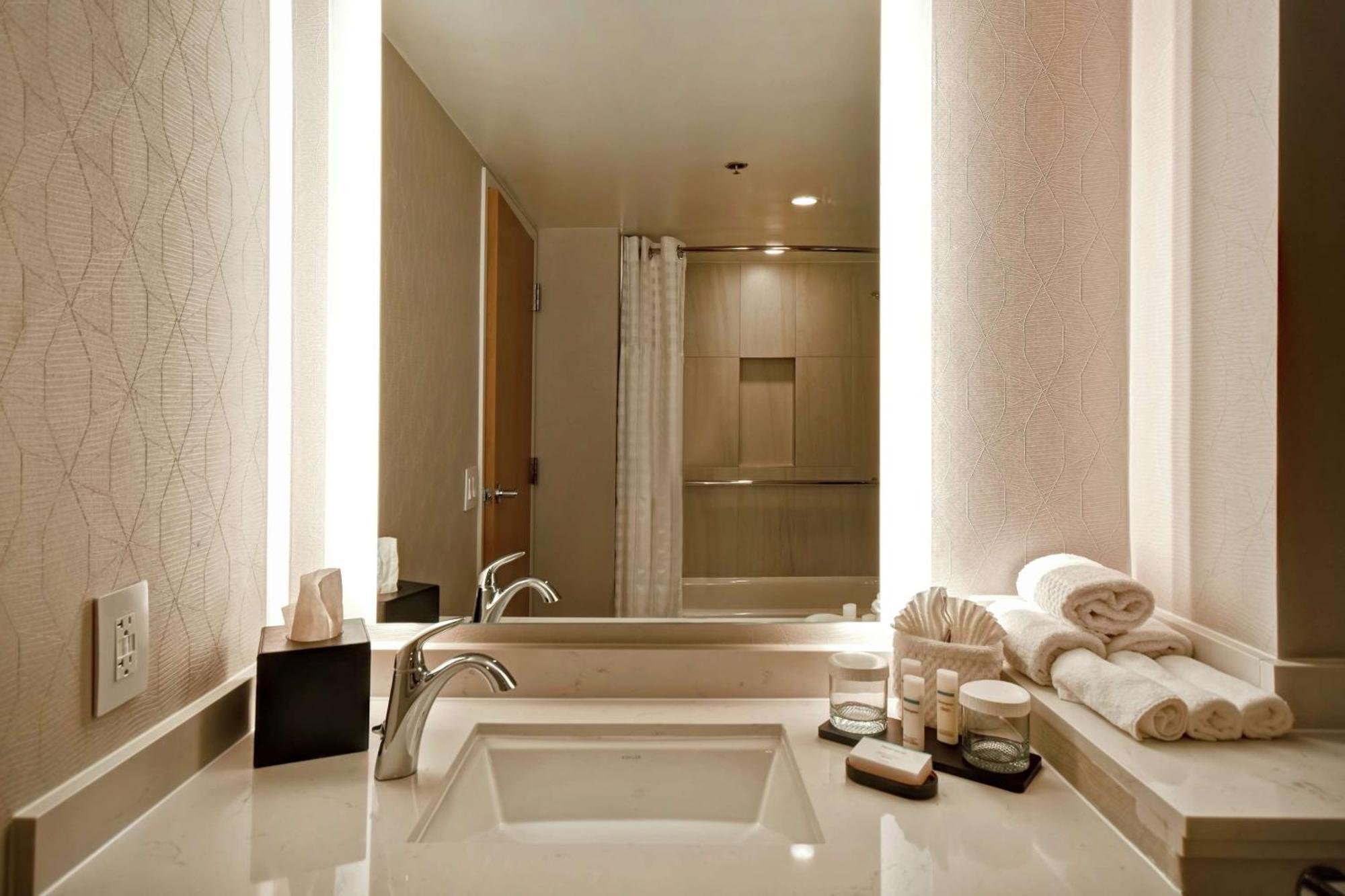 One-Bedroom Suite Mobility Access or Bath Tub