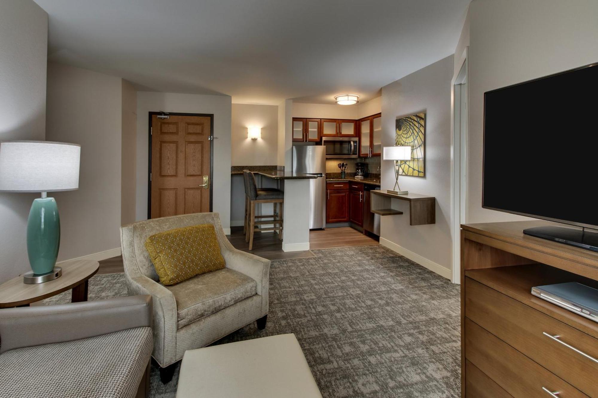 One-Bedroom Queen Suite Two Queen Beds