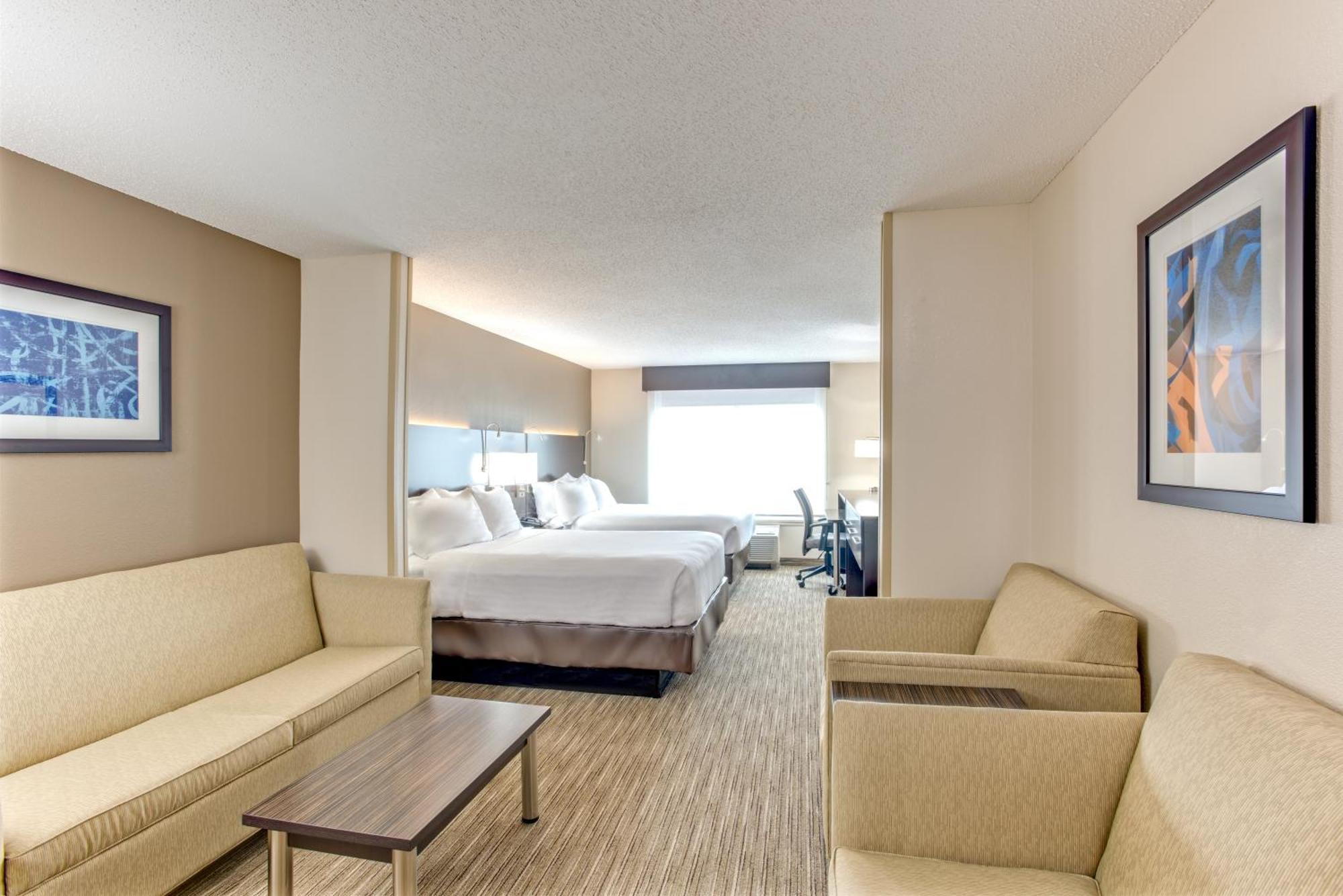 Queen Suite Two Queen Beds Additional Living Area