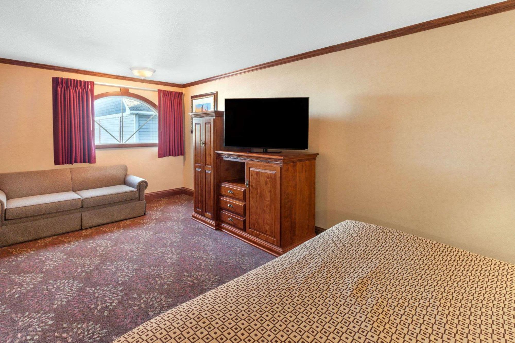 Deluxe King Suite