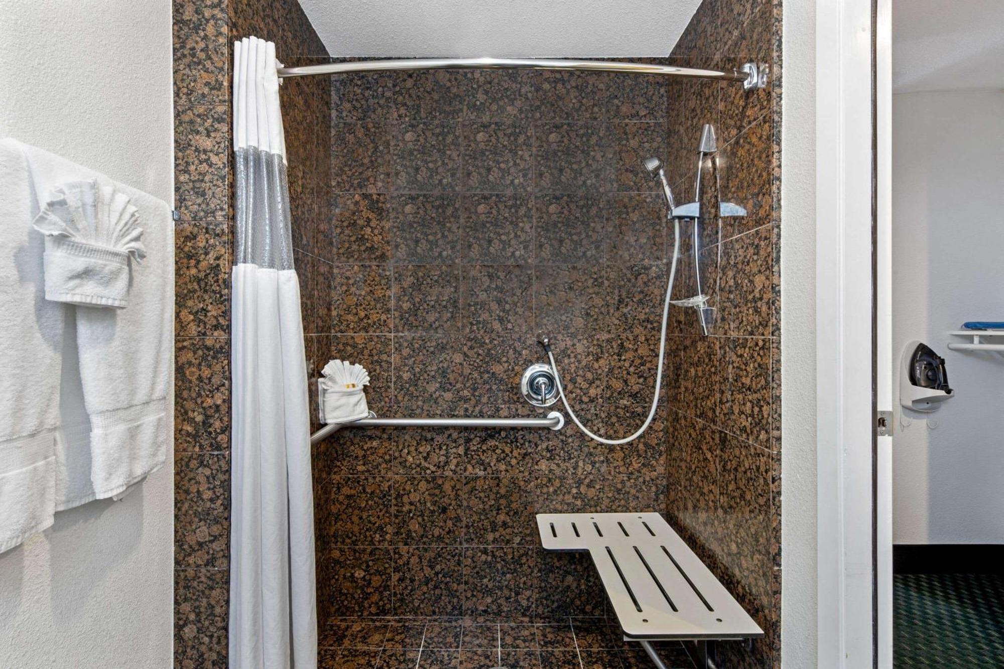 King Room Bath Tub Mobility or Hearing Accessible Non-Smoking