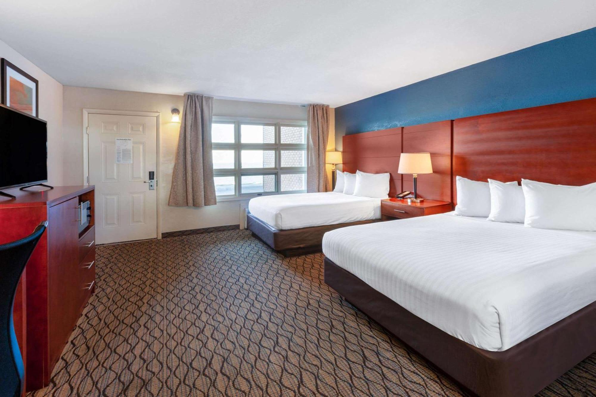 Queen Room Two Queen Beds Lake View Patio