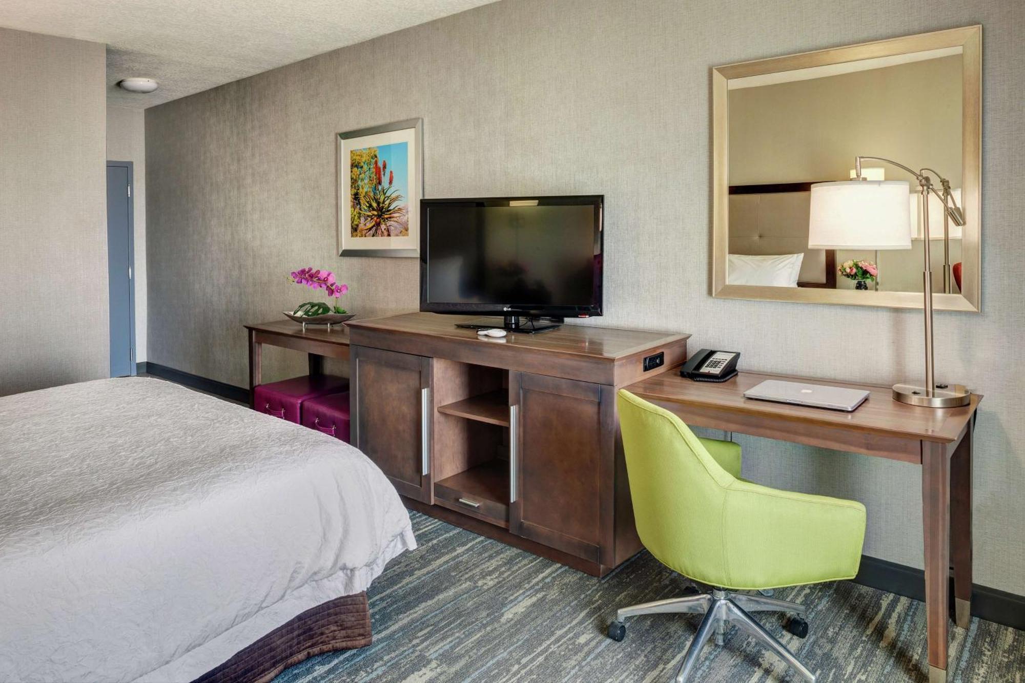 King Room with King Bed - Non-Smoking